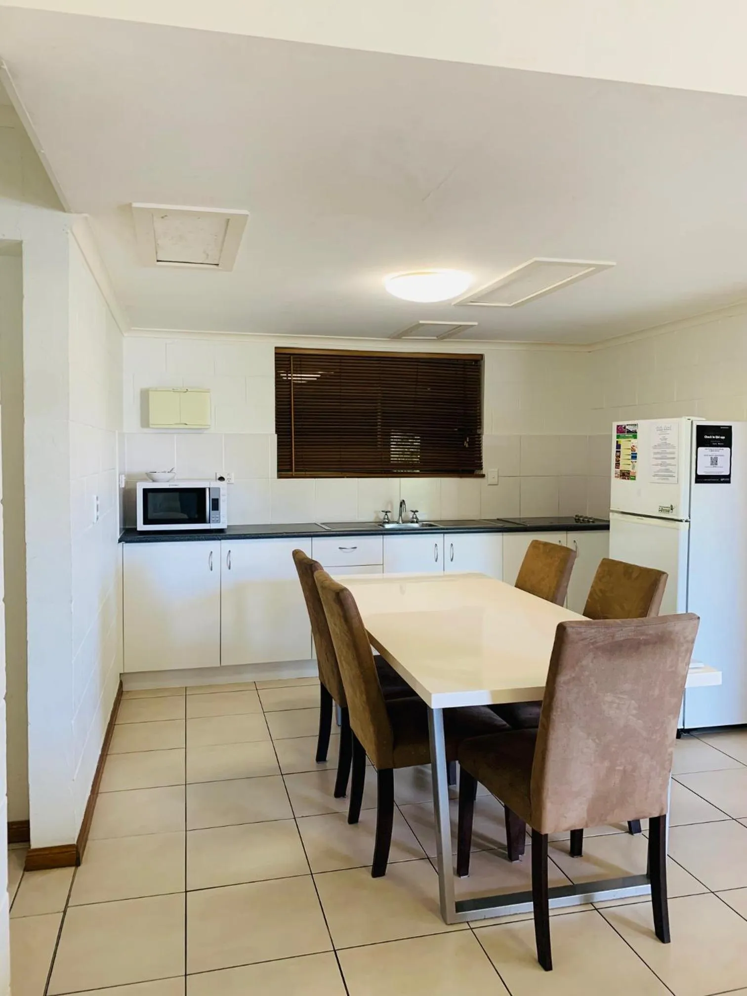Kitchen or kitchenette in Airlie Beach Apartments