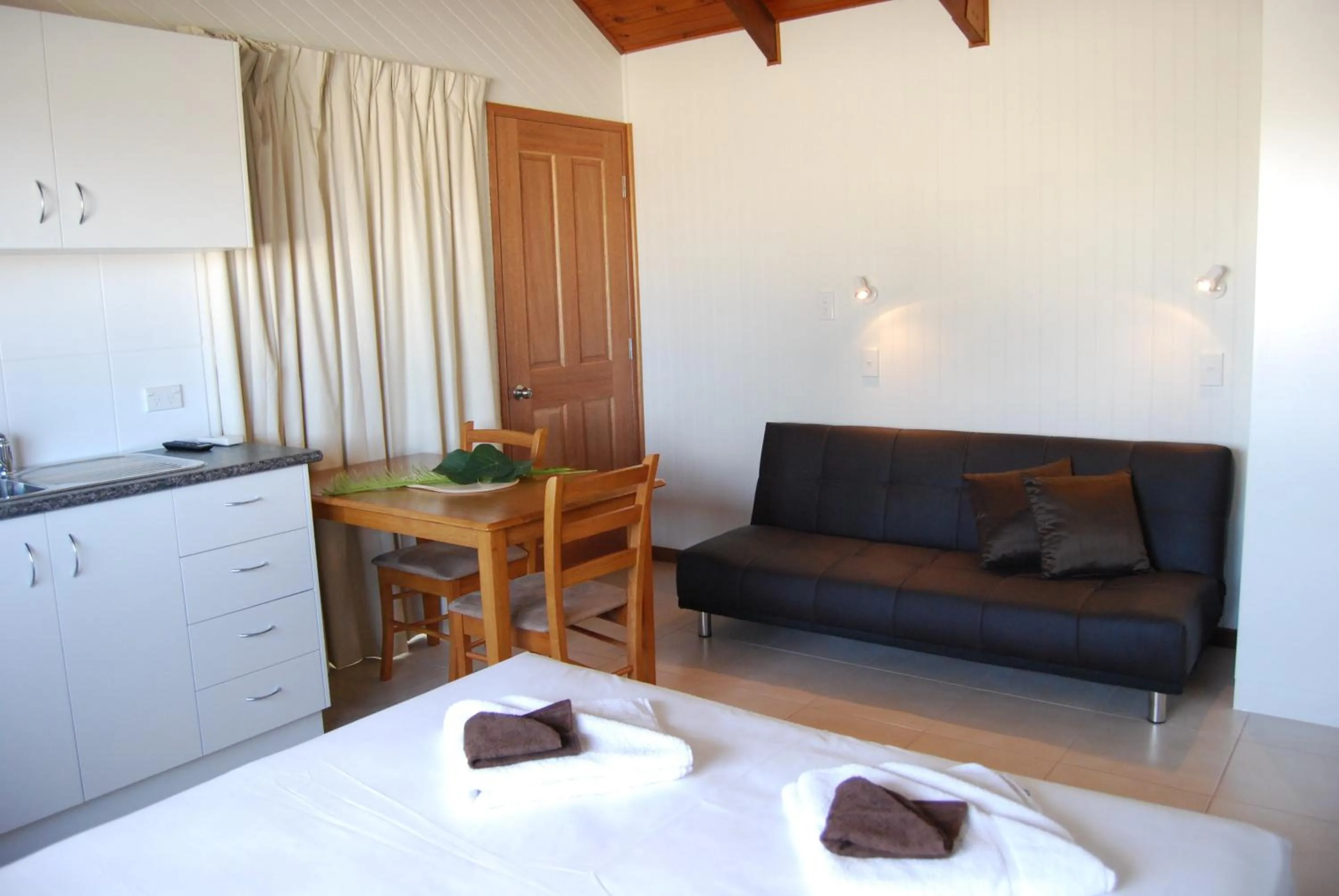 Photo of the whole room, Bed in Airlie Beach Apartments