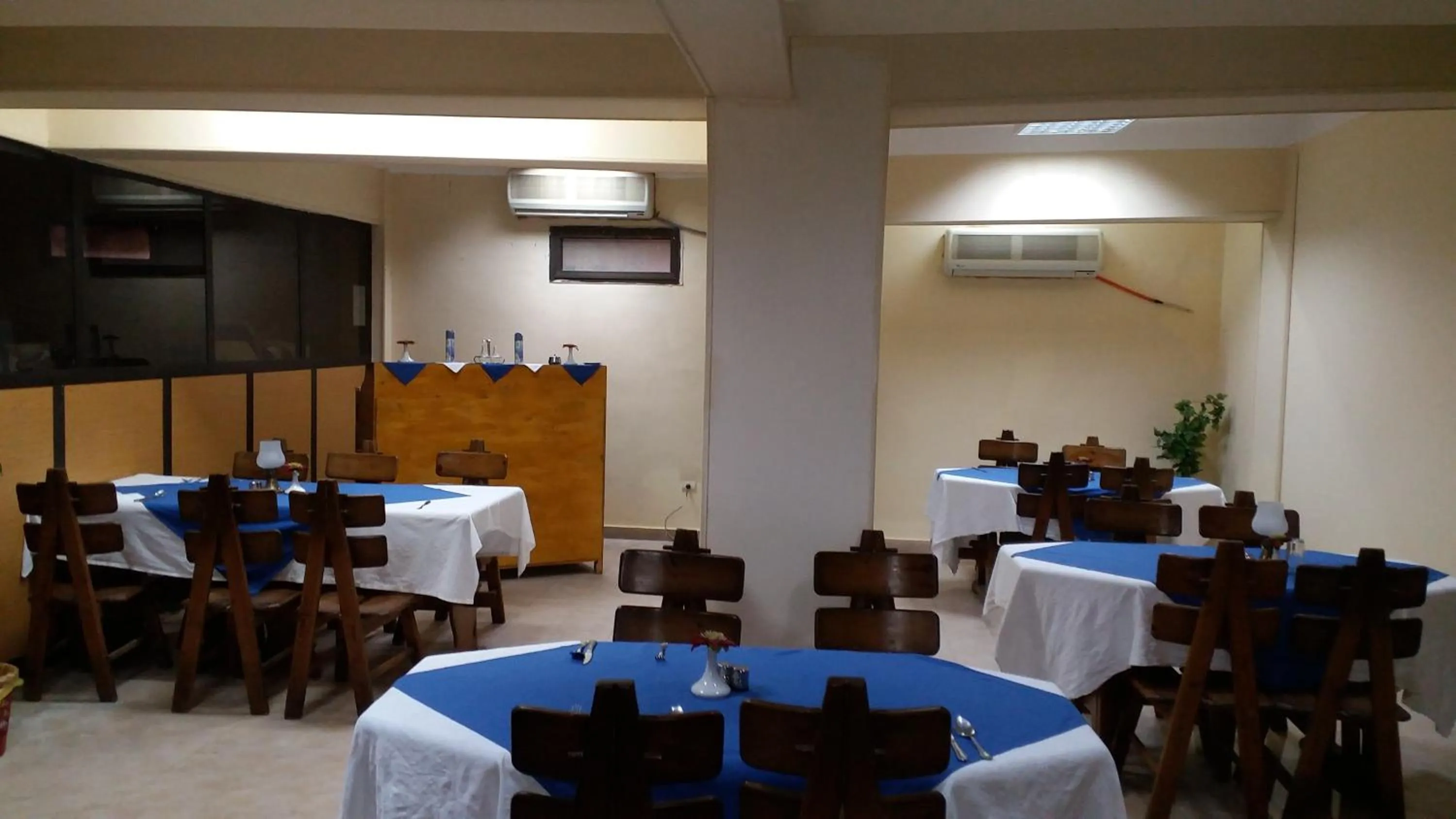 Restaurant/places to eat in Applicators Hotel