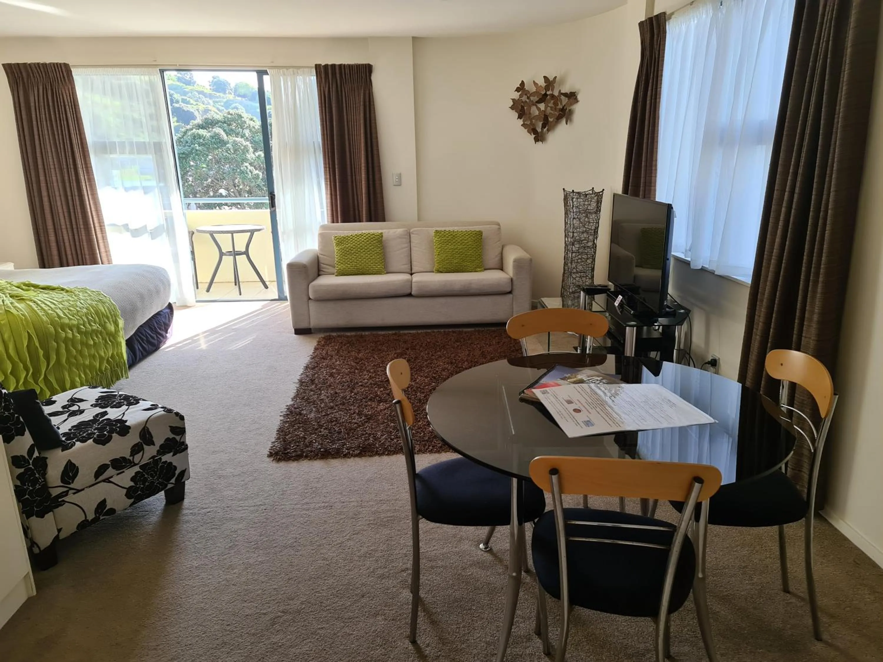 Bed in Oceanside Resort & Twin Towers