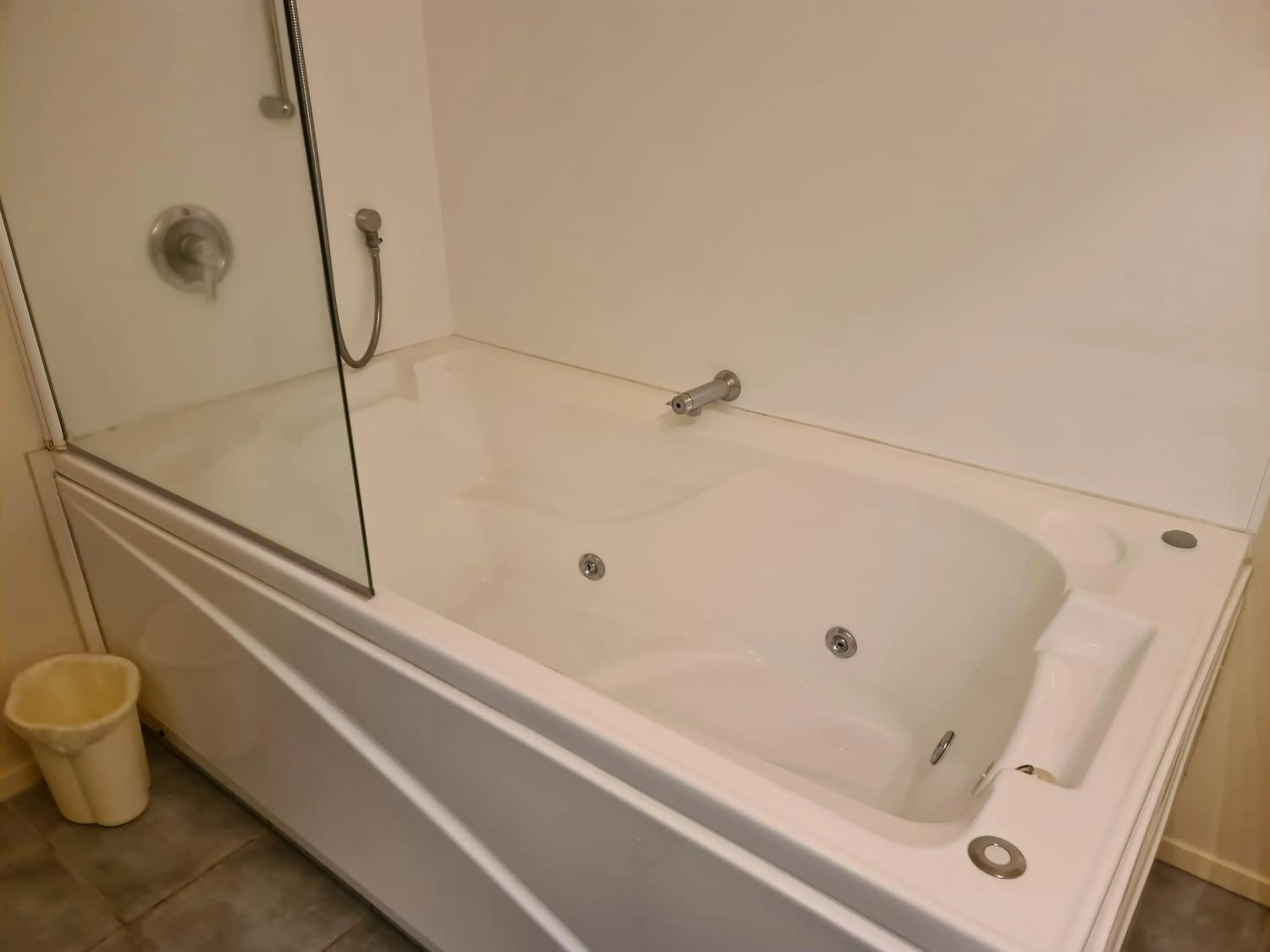 Bath in Oceanside Resort & Twin Towers