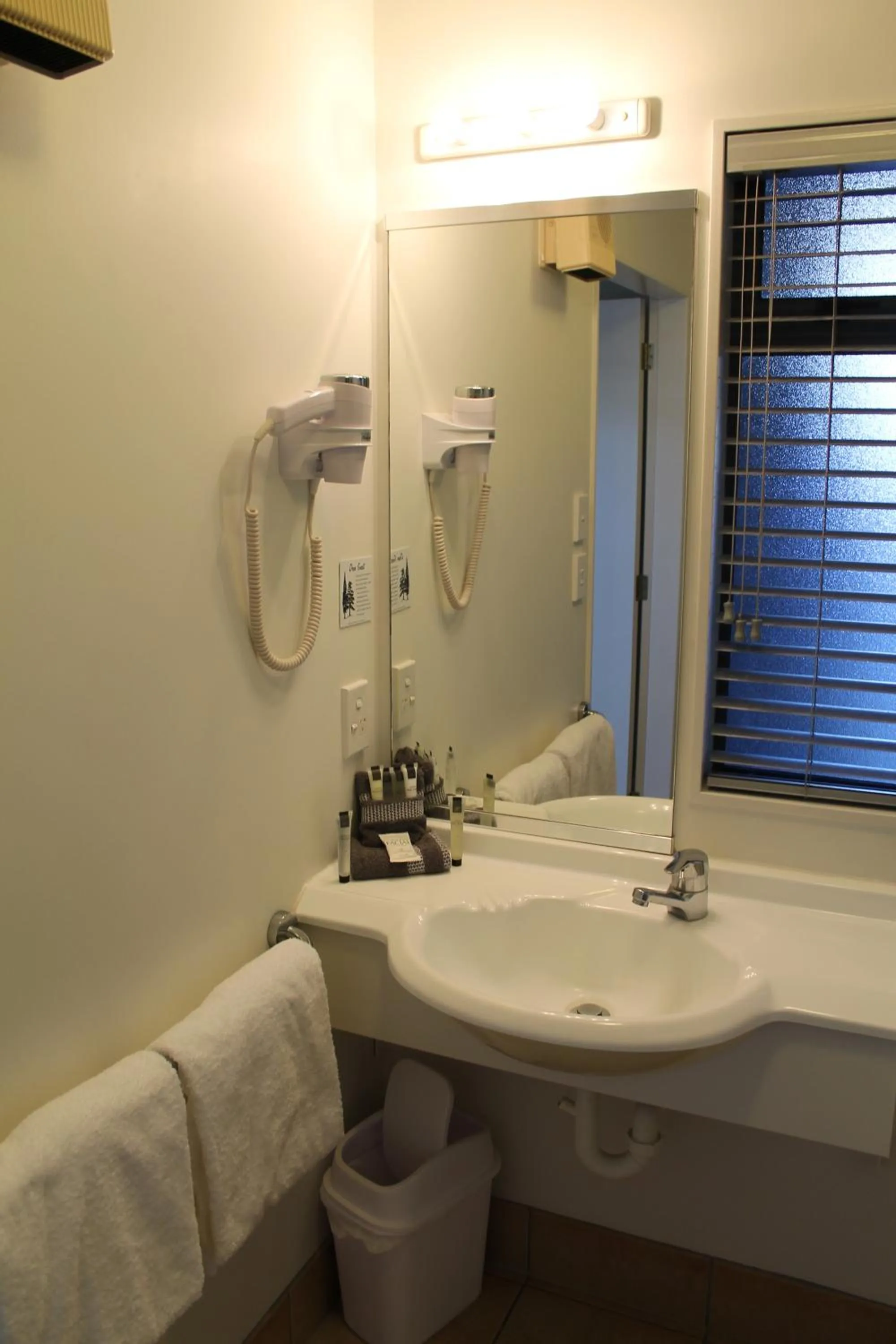 Bathroom in Aquarius Motor Inn