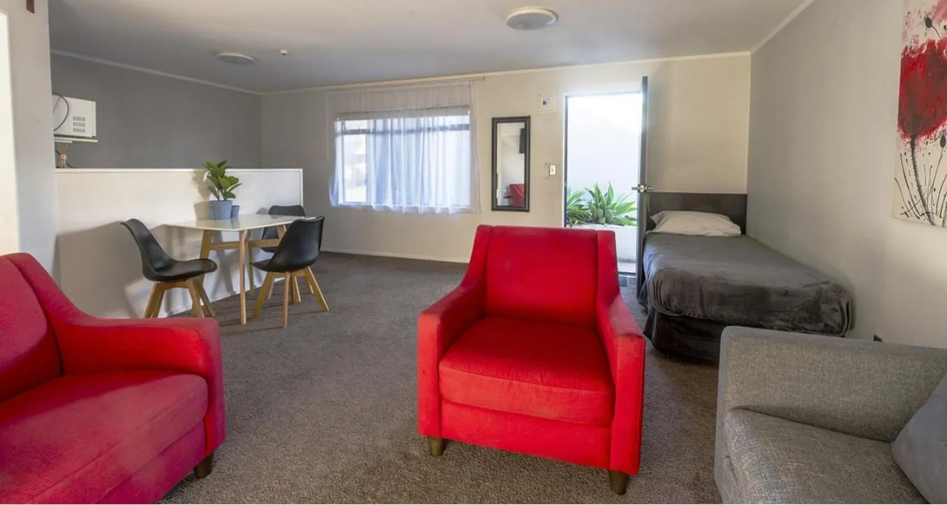 Aquarius Motor Inn