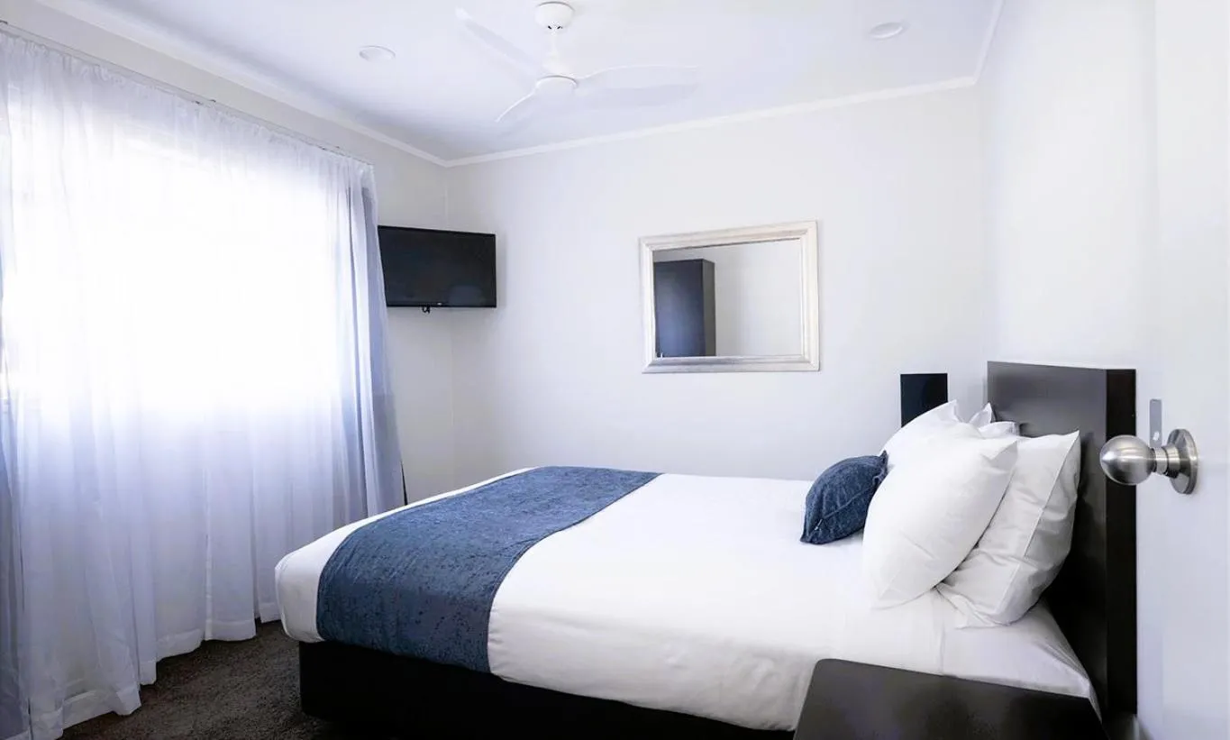 Bed in Aquarius Motor Inn