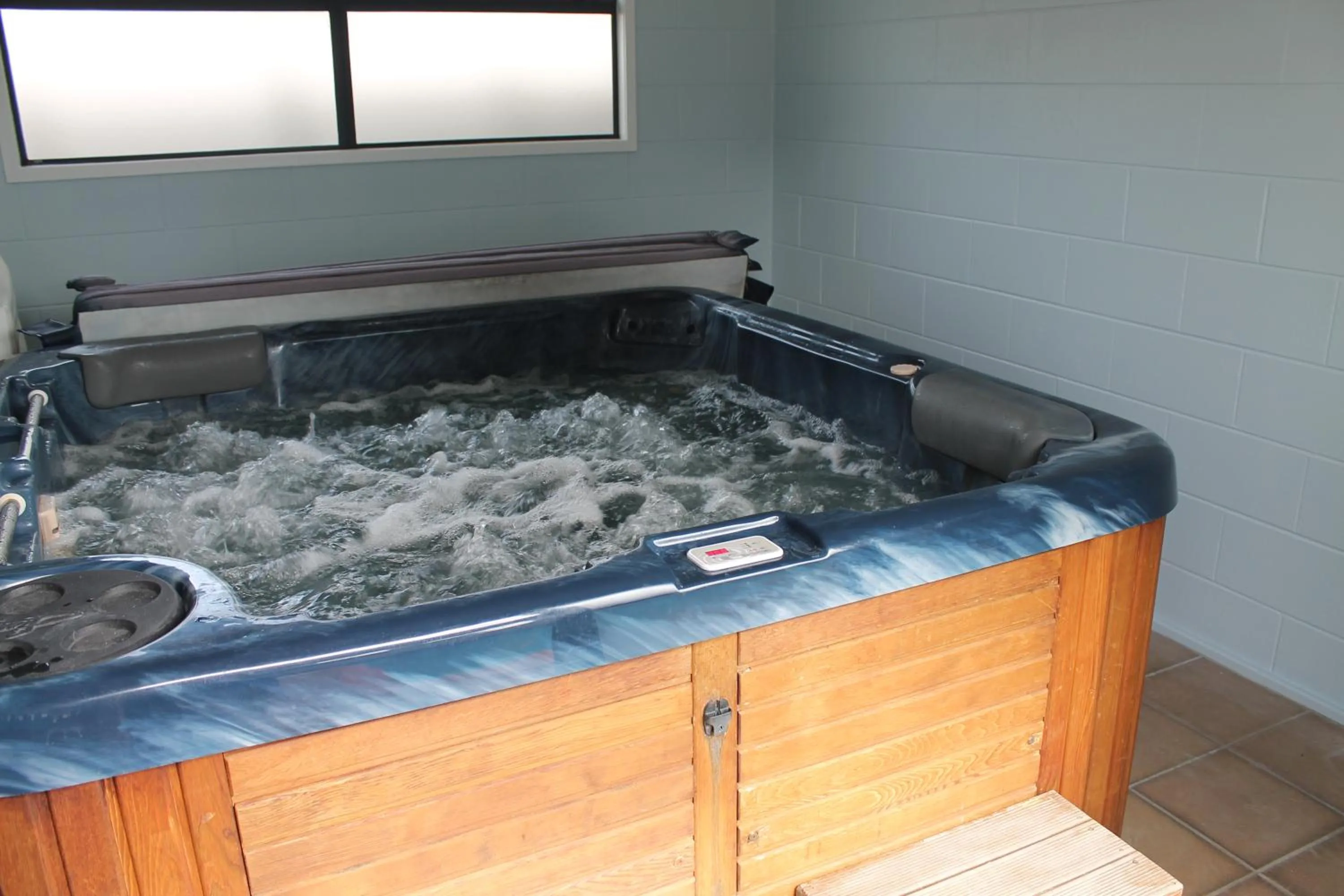 Hot Tub in Aquarius Motor Inn