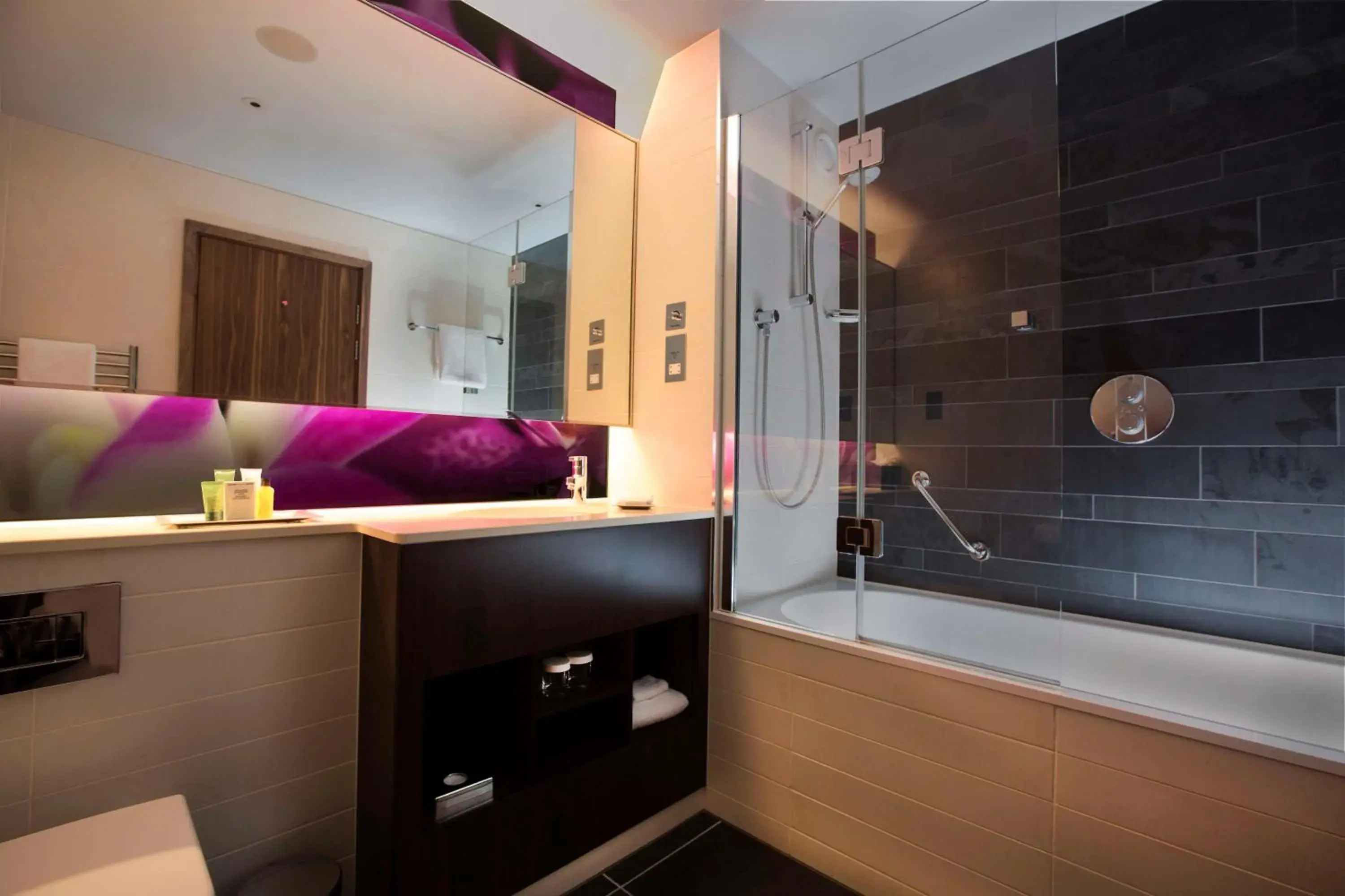 Bathroom in Hilton London Heathrow Airport Terminal 5 Bathroom in Hilton London Heathrow Airport Terminal 5