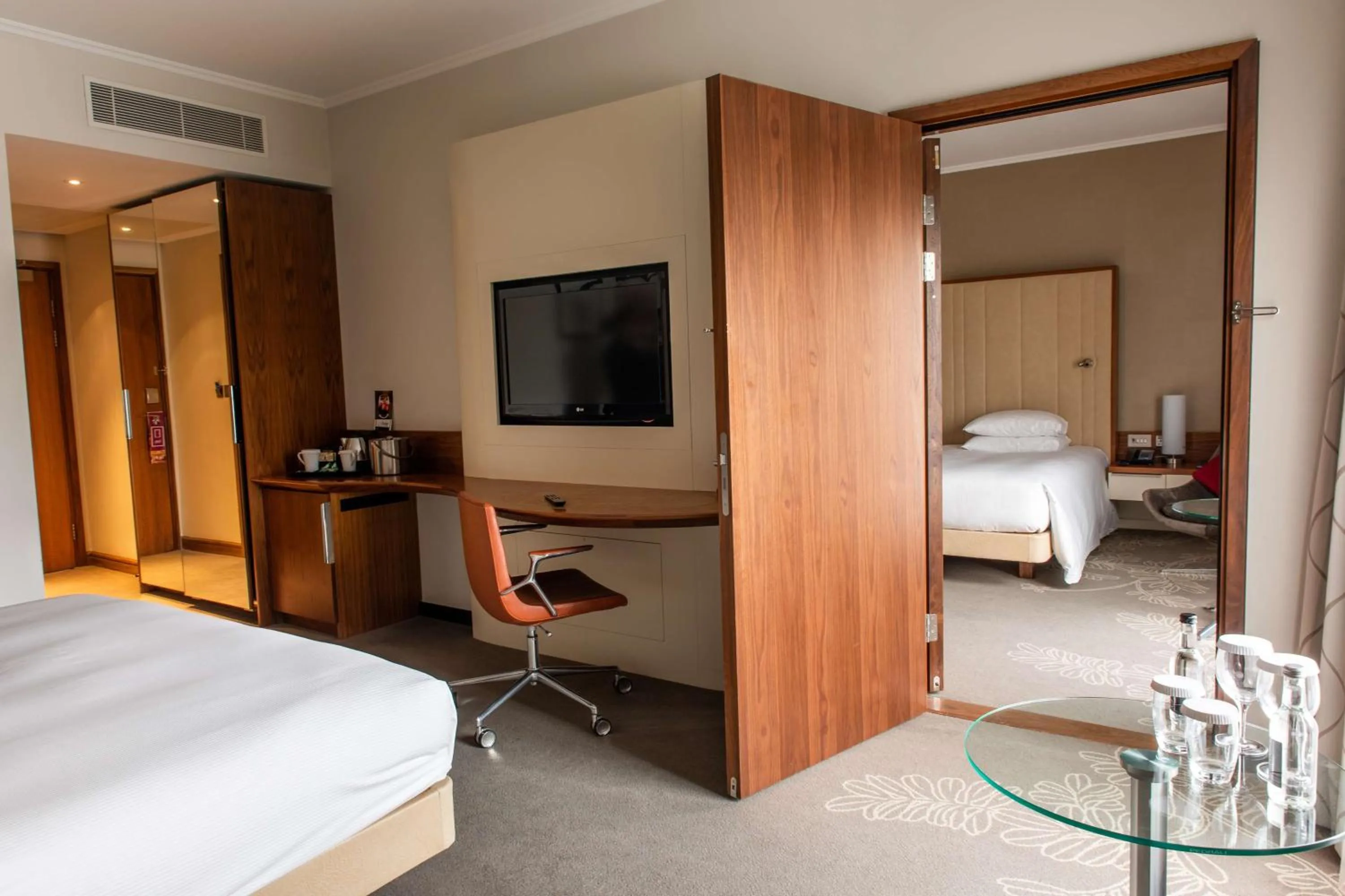 Bedroom, Bed in Hilton London Heathrow Airport Terminal 5