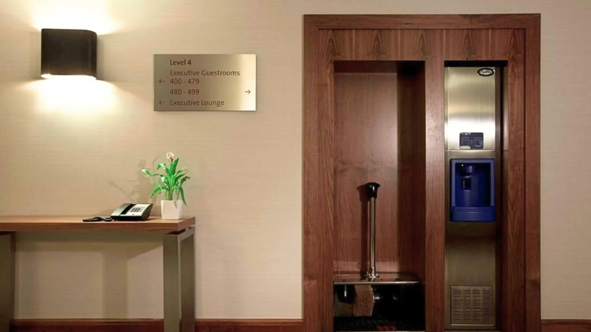 Lounge or bar in Hilton London Heathrow Airport Terminal 5