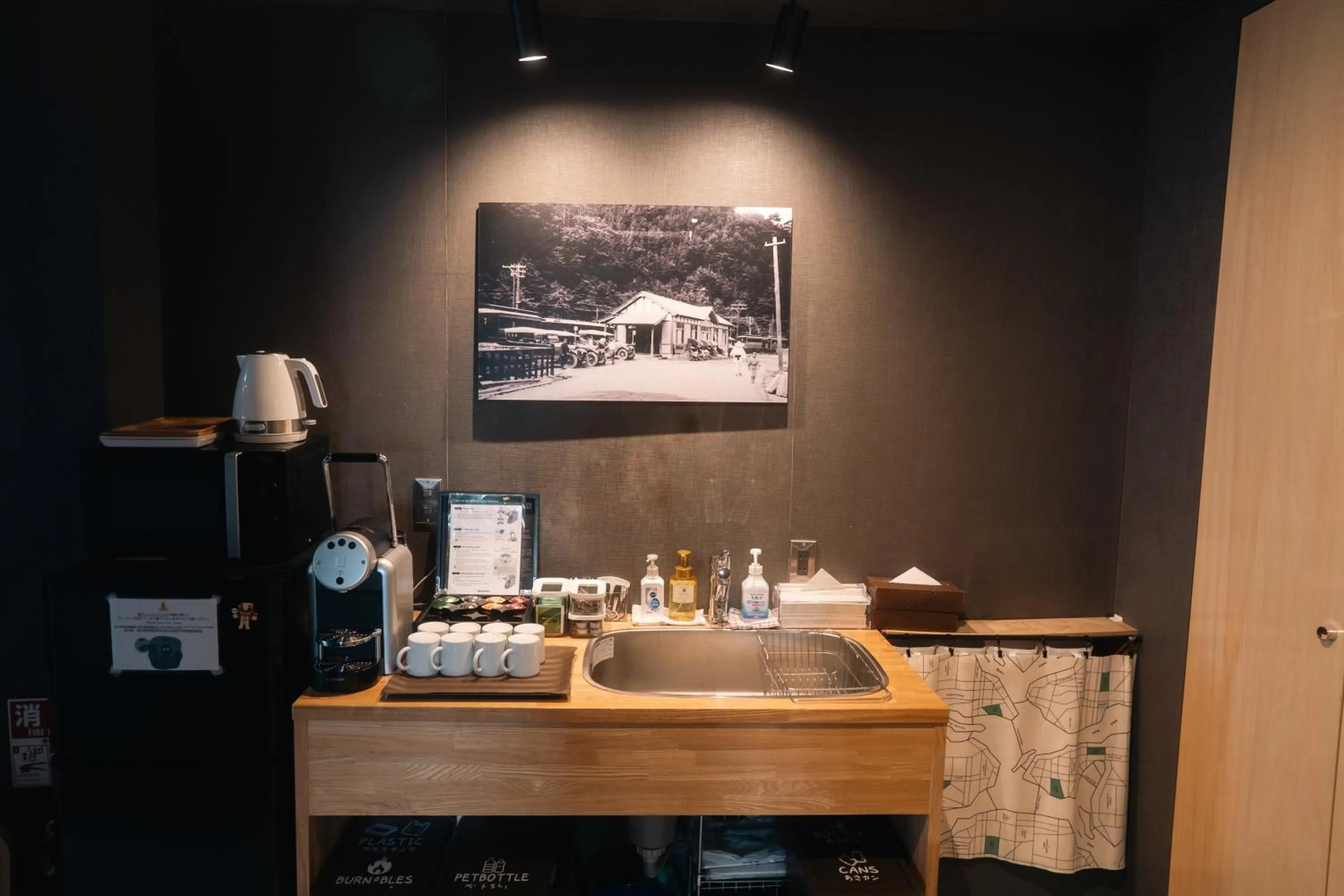 Communal kitchen in Yumoto Station Hotel MIRAHAKONE