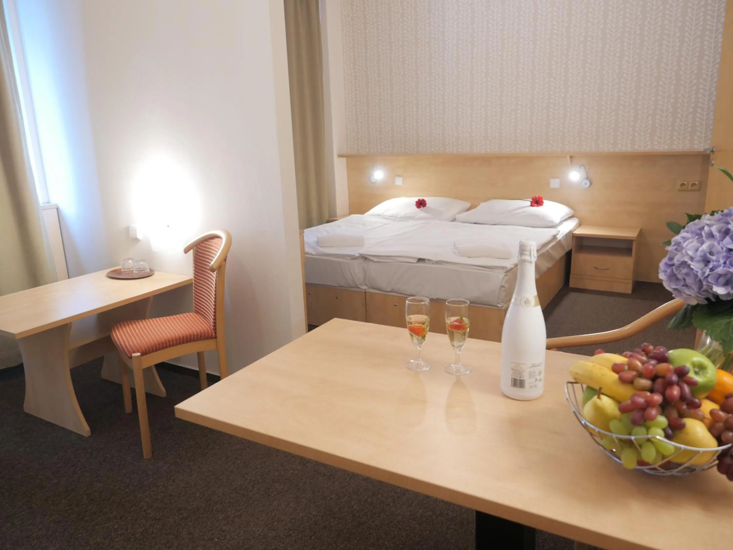 Dining area, Bed in Abitohotel