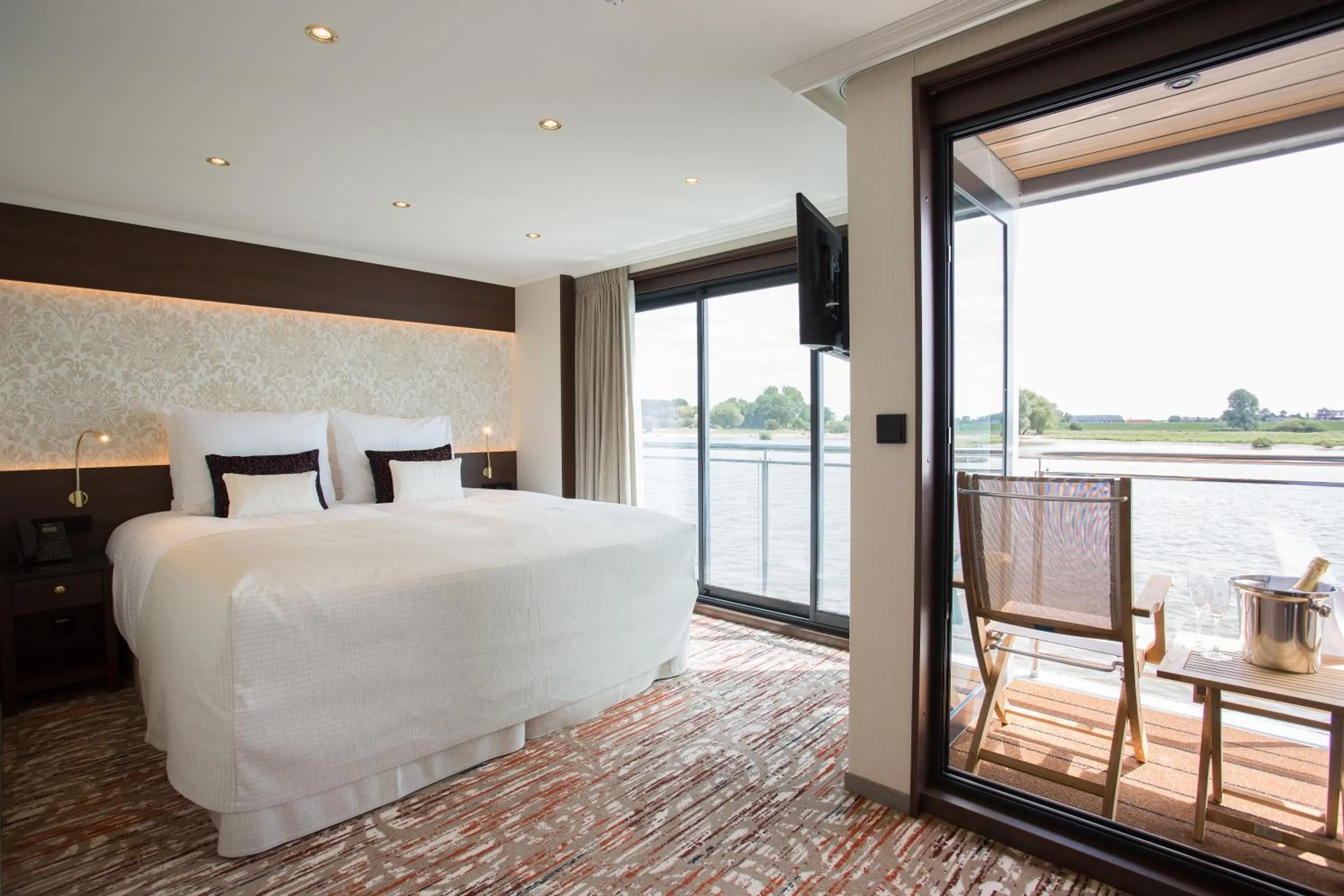 Photo of the whole room, Bed in VIVA RIVERSIDE Altstadt Düsseldorf