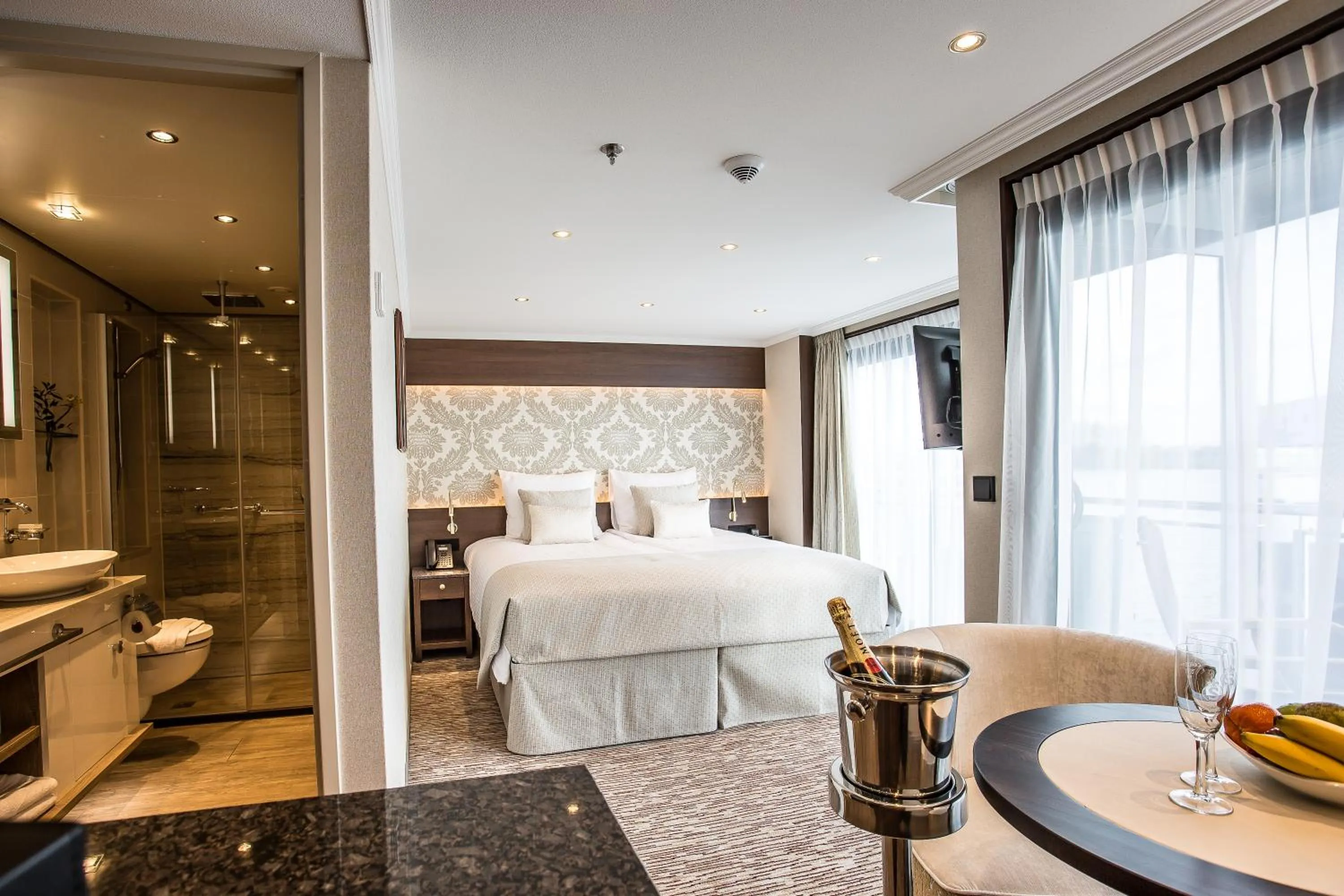 Photo of the whole room, Bed in VIVA RIVERSIDE Altstadt Düsseldorf