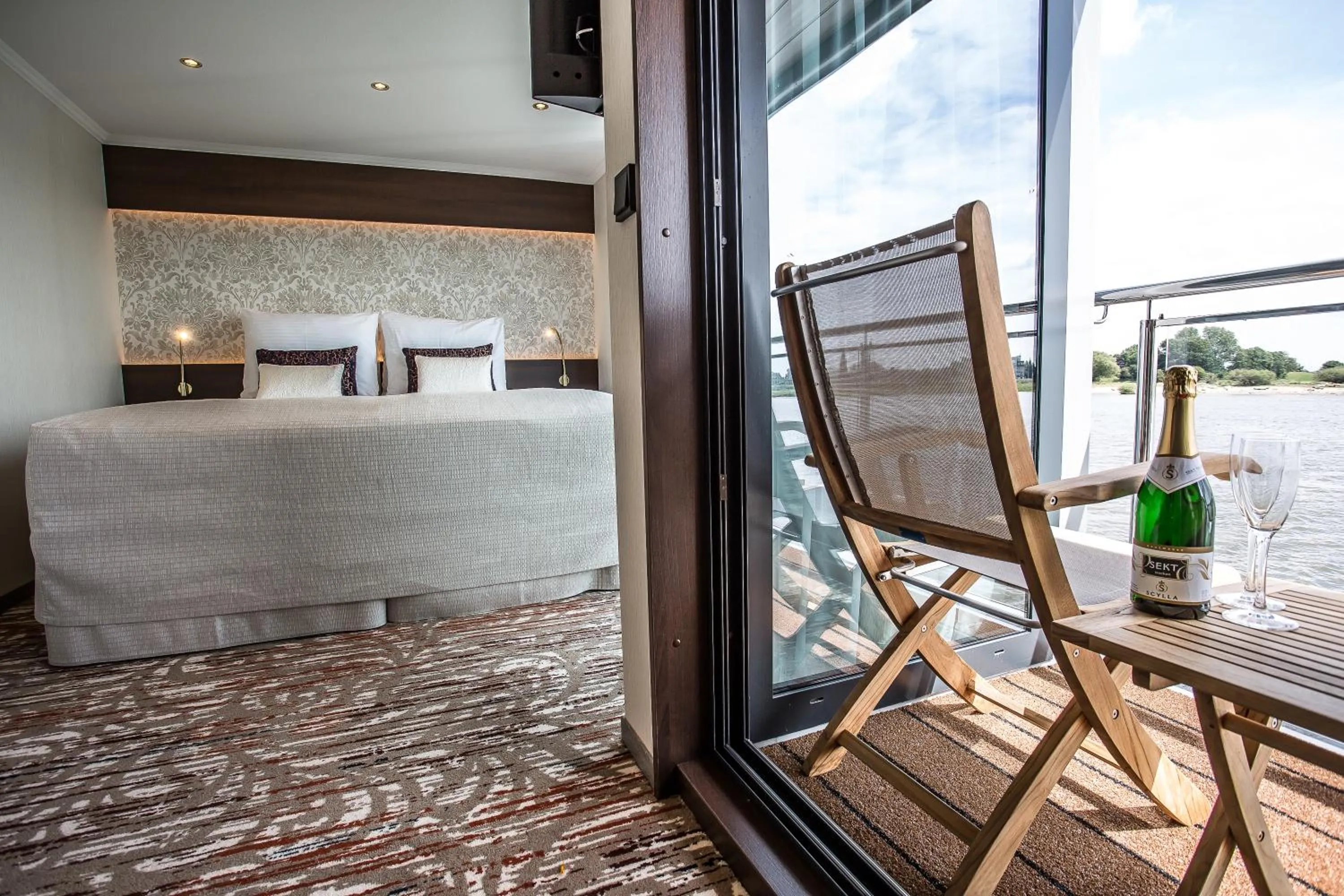 Photo of the whole room, Bed in VIVA RIVERSIDE Altstadt Düsseldorf