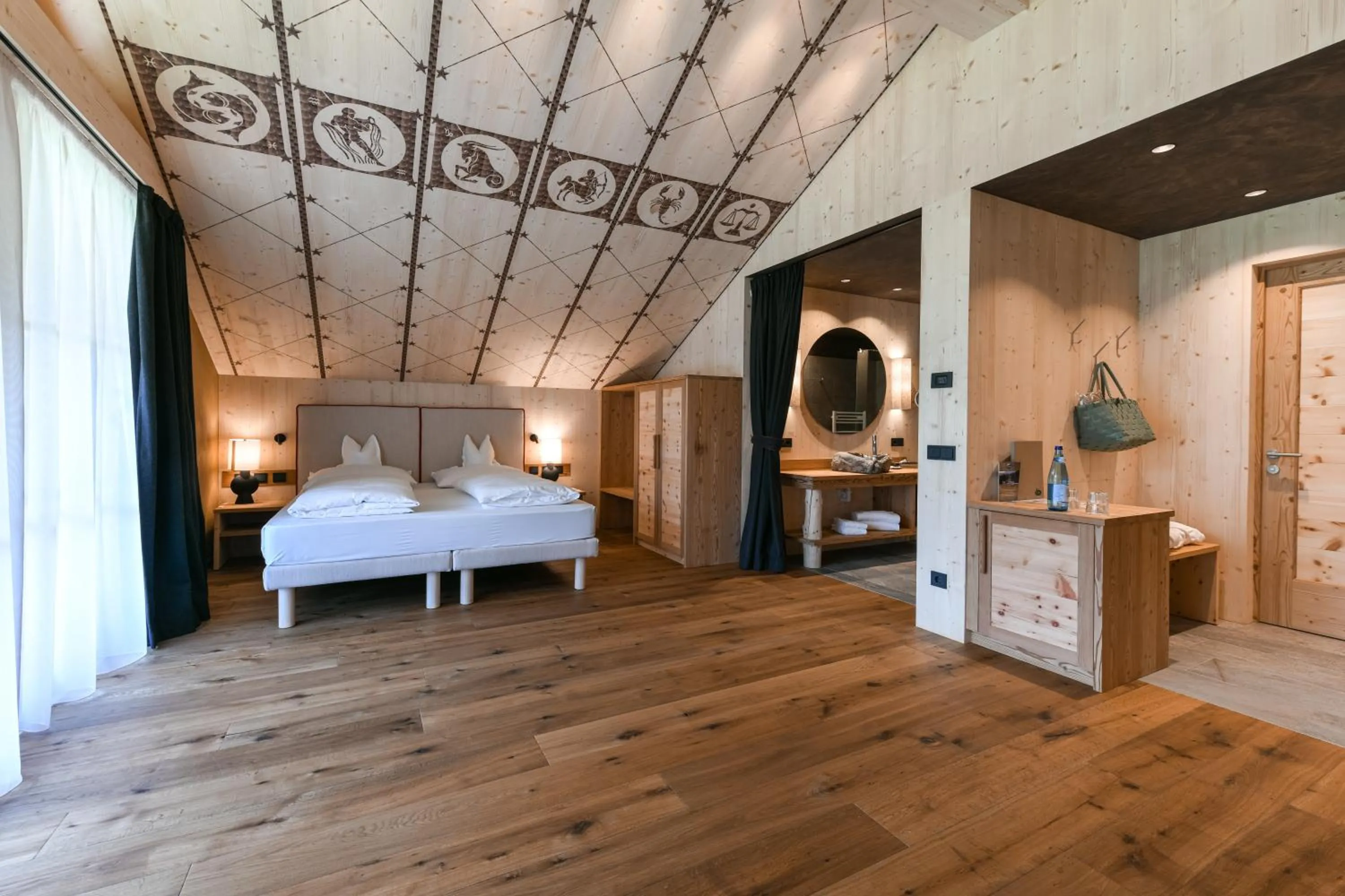 Photo of the whole room, Bed in Dolomites Living Hotel Tirler