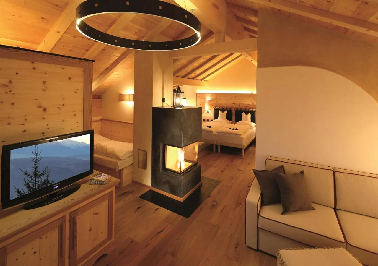 Living room, Bed in Dolomites Living Hotel Tirler