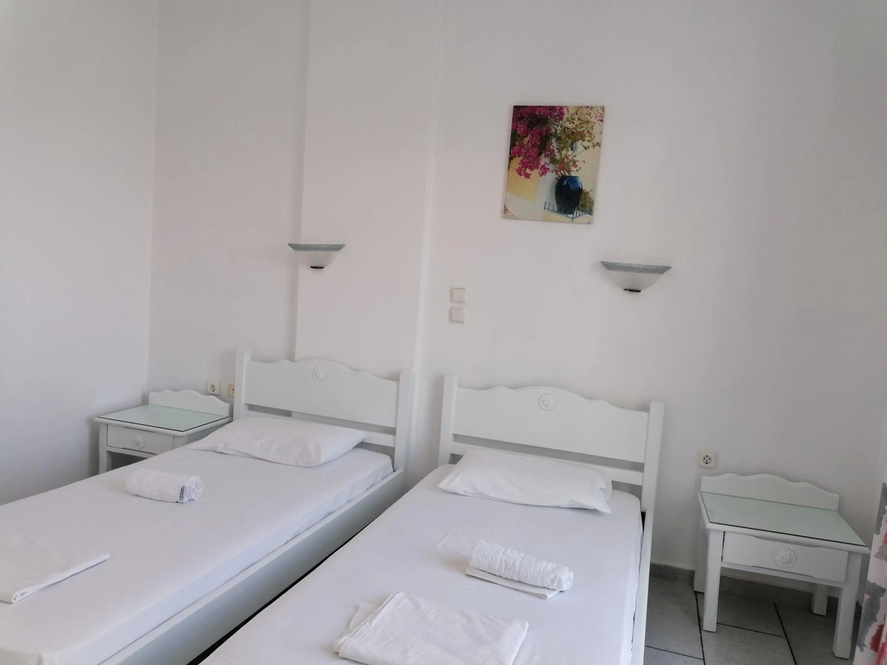 Bed in Flora Apartments & Studios