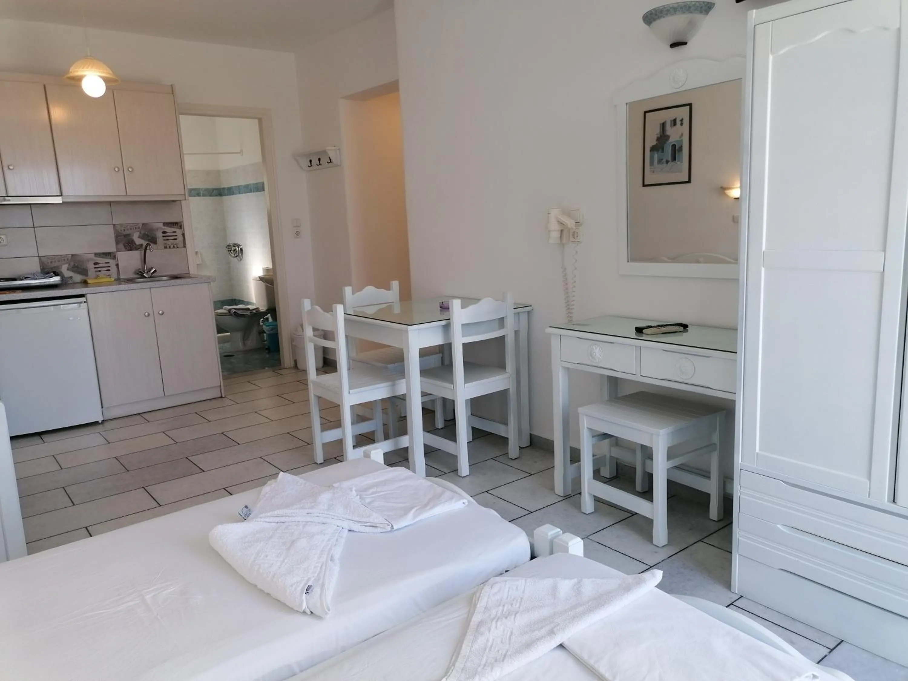 Dining area in Flora Apartments & Studios