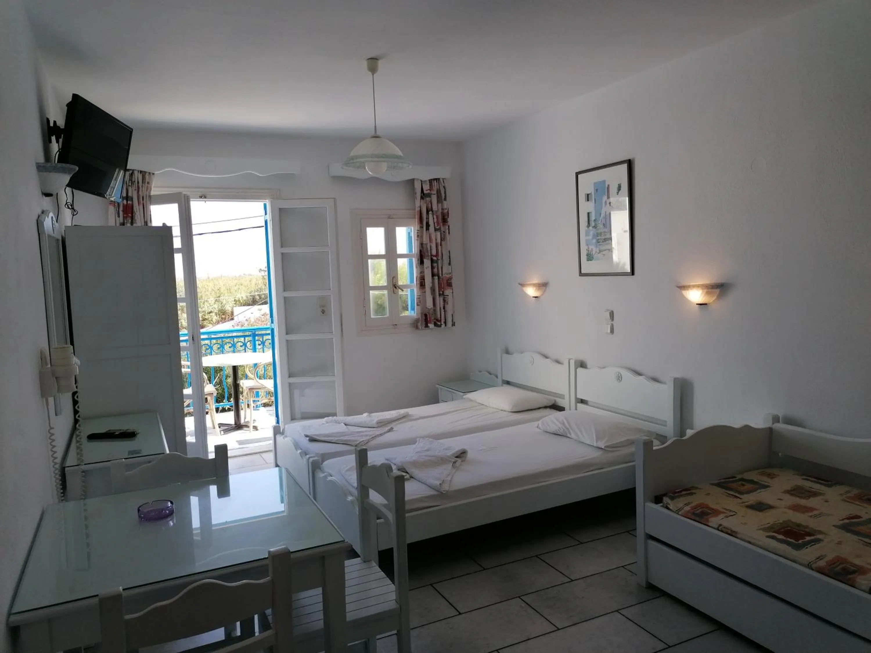 Bed in Flora Apartments & Studios