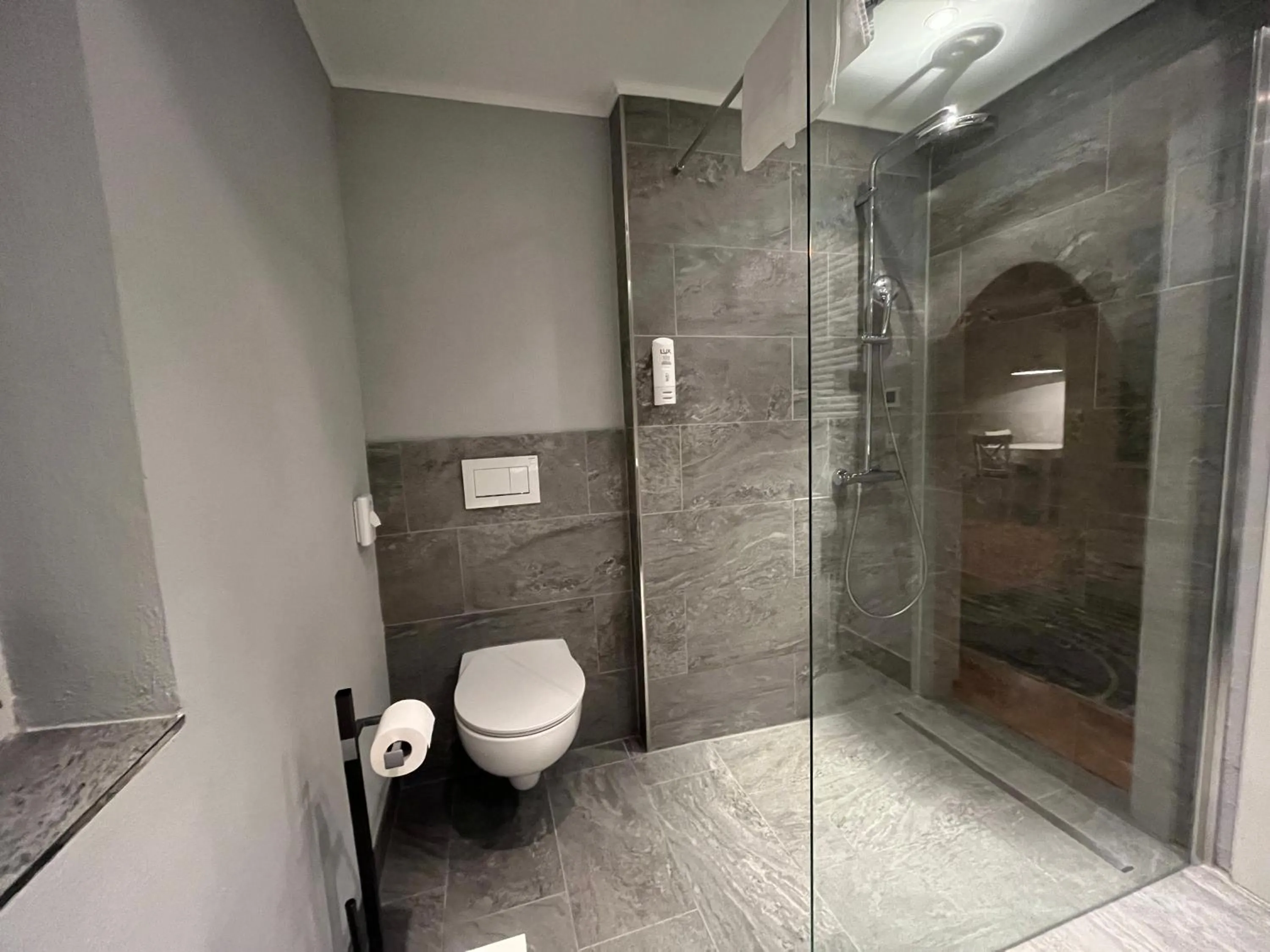 Shower in Hotel Post