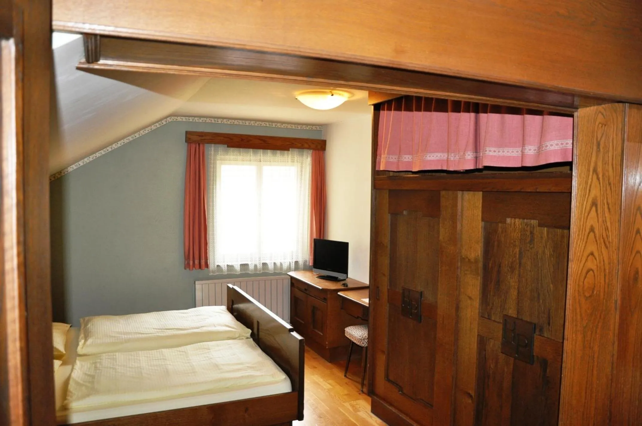 Photo of the whole room, Bed in Hotel Post