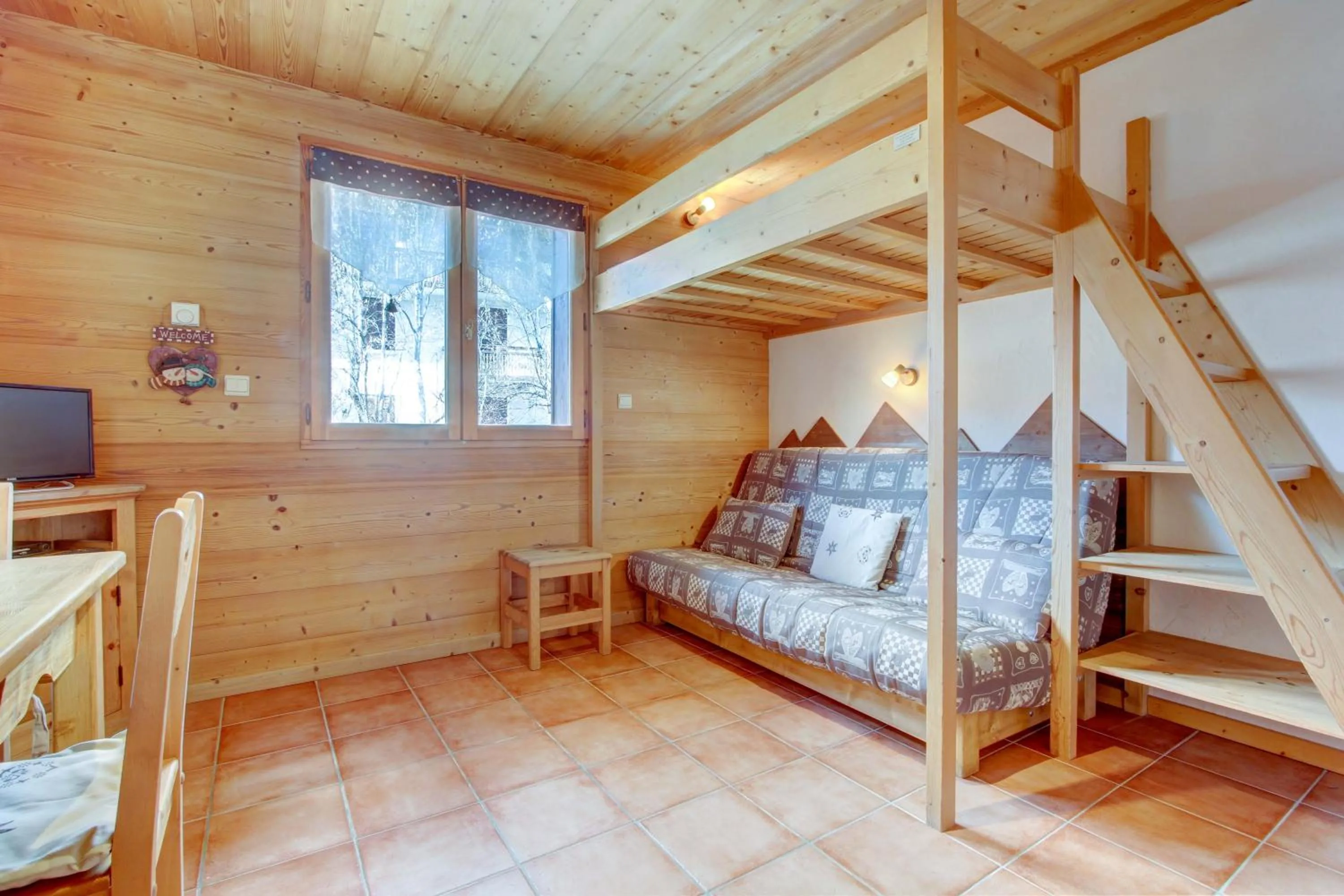 Communal lounge/ TV room, Bed in LES SERMES M115