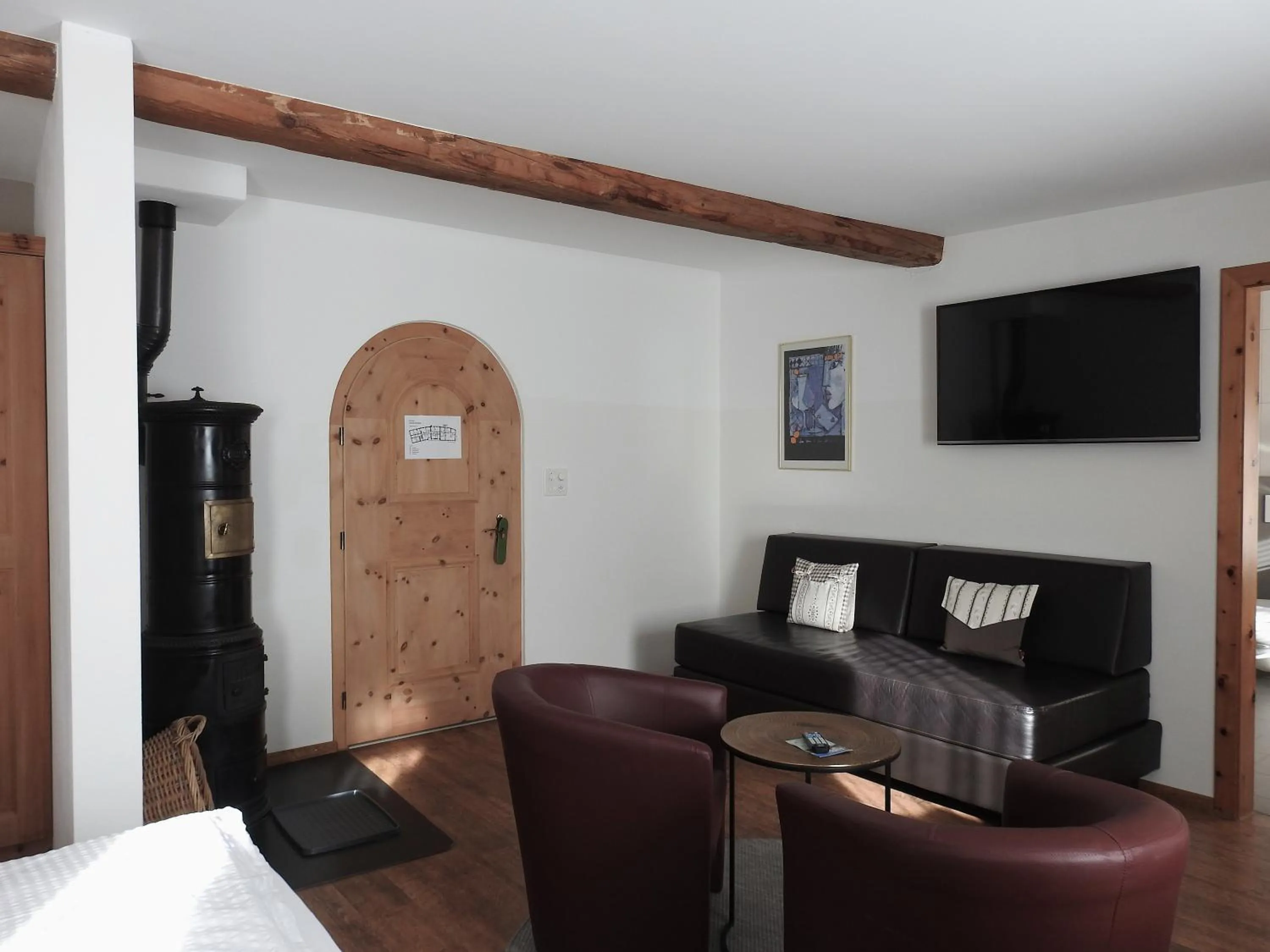 Living room, Bed in Hotel Spöl Restaurant