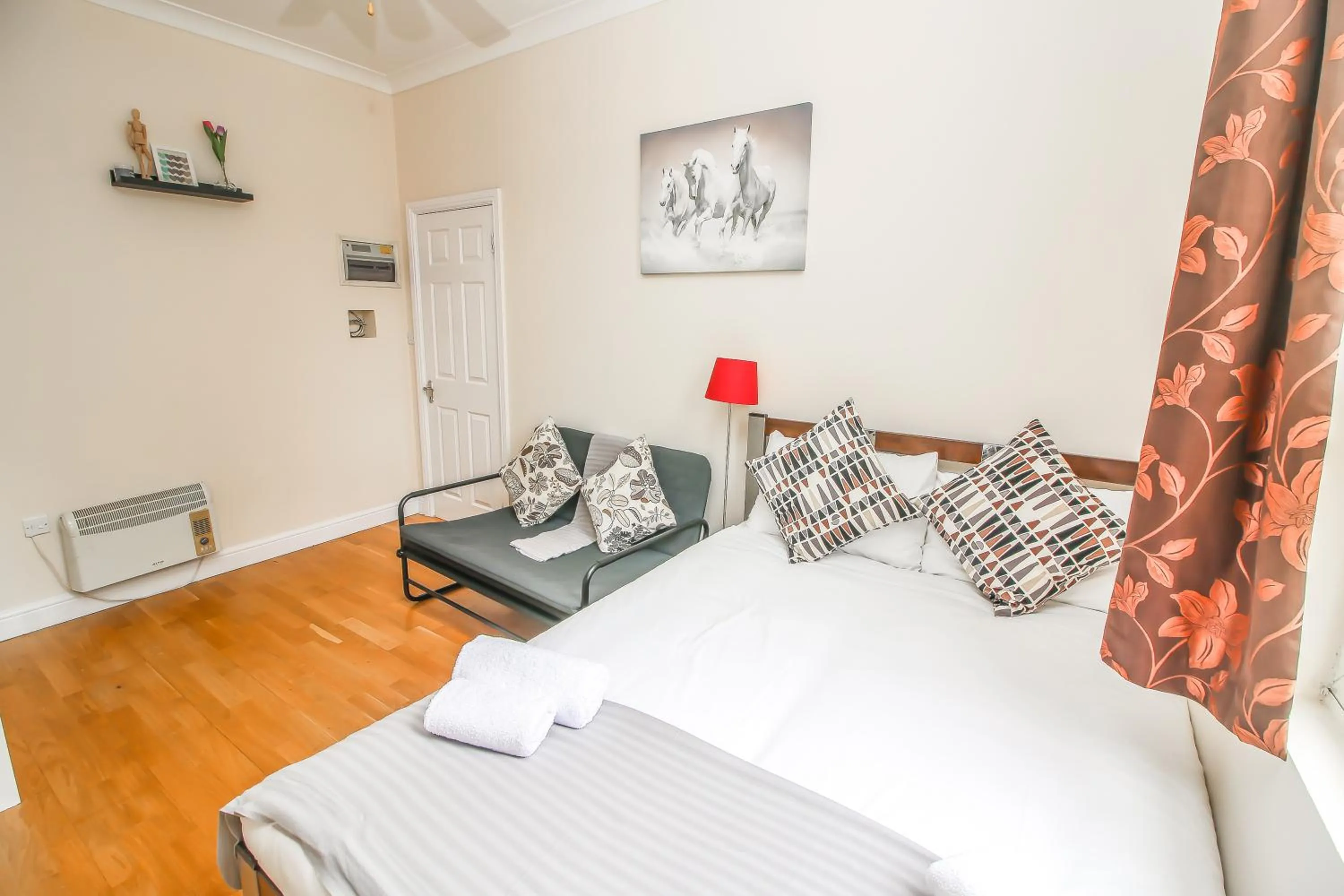 Bedroom, Bed in City view flat @ Liverpool st.