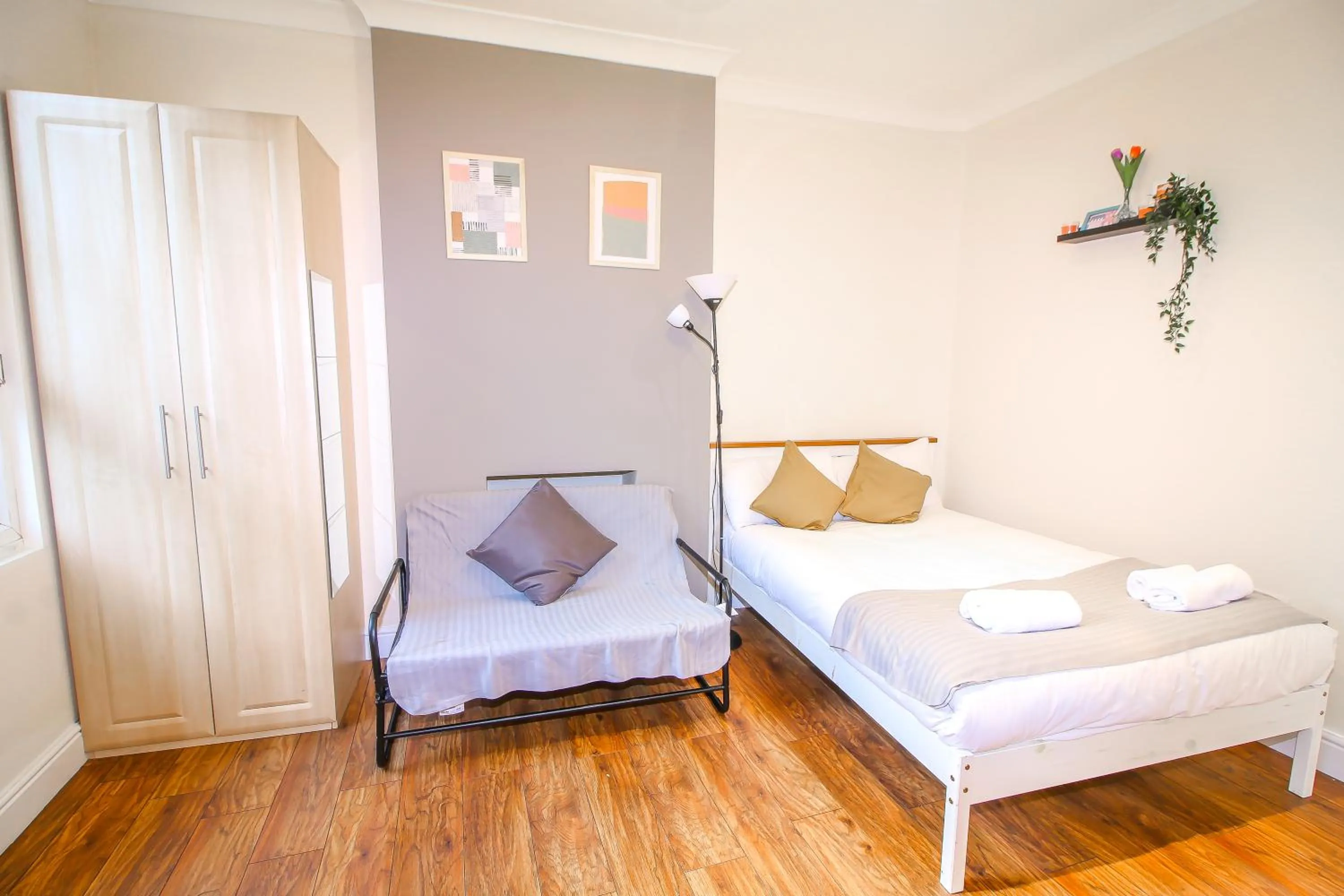 Bedroom, Bed in City view flat @ Liverpool st.