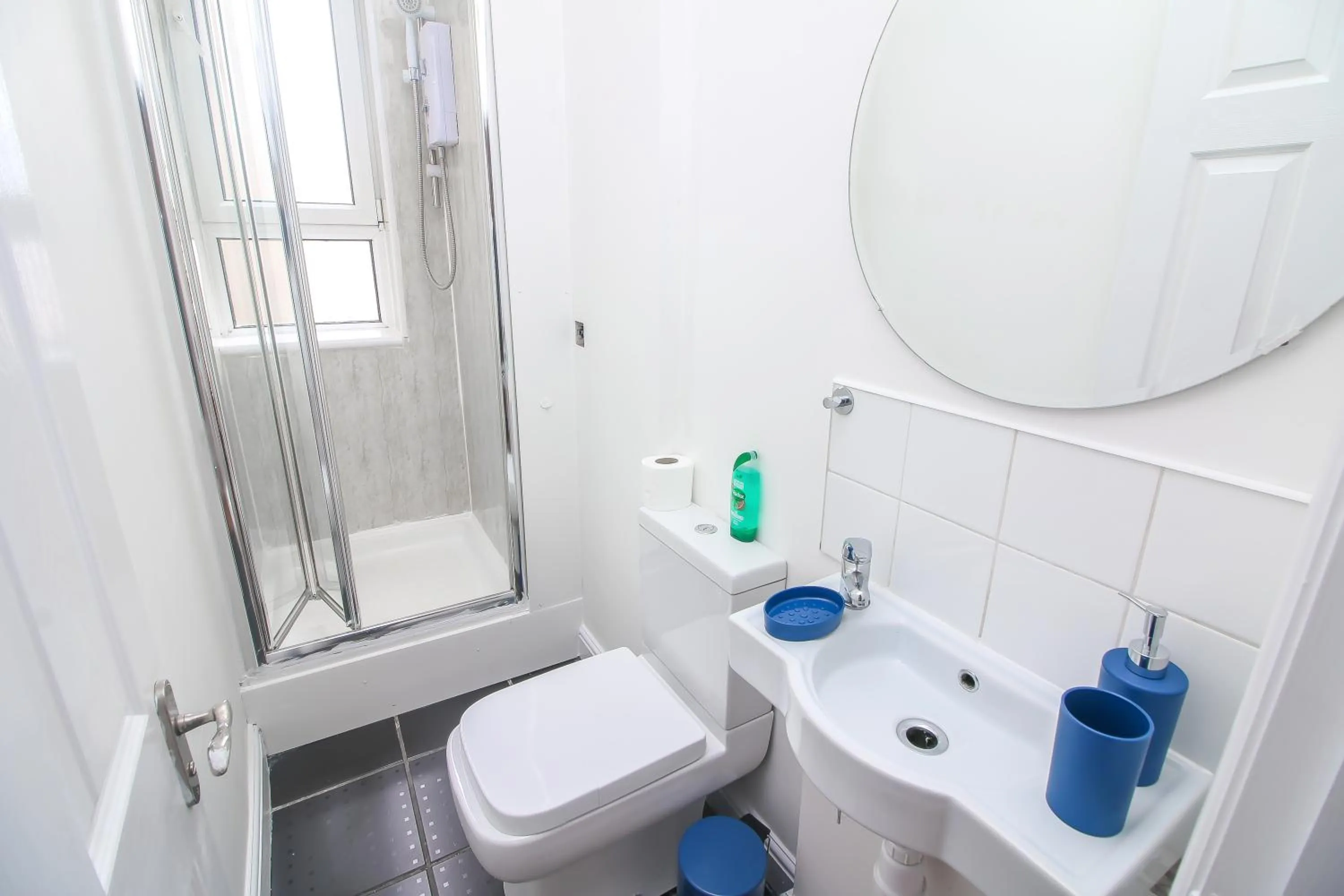 Bathroom in City view flat @ Liverpool st.