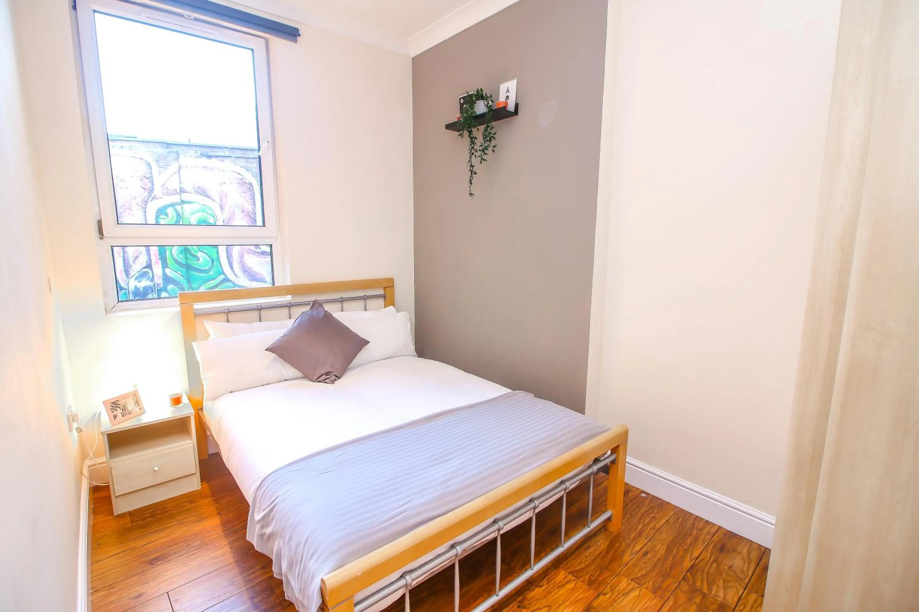 Bedroom, Bed in City view flat @ Liverpool st.