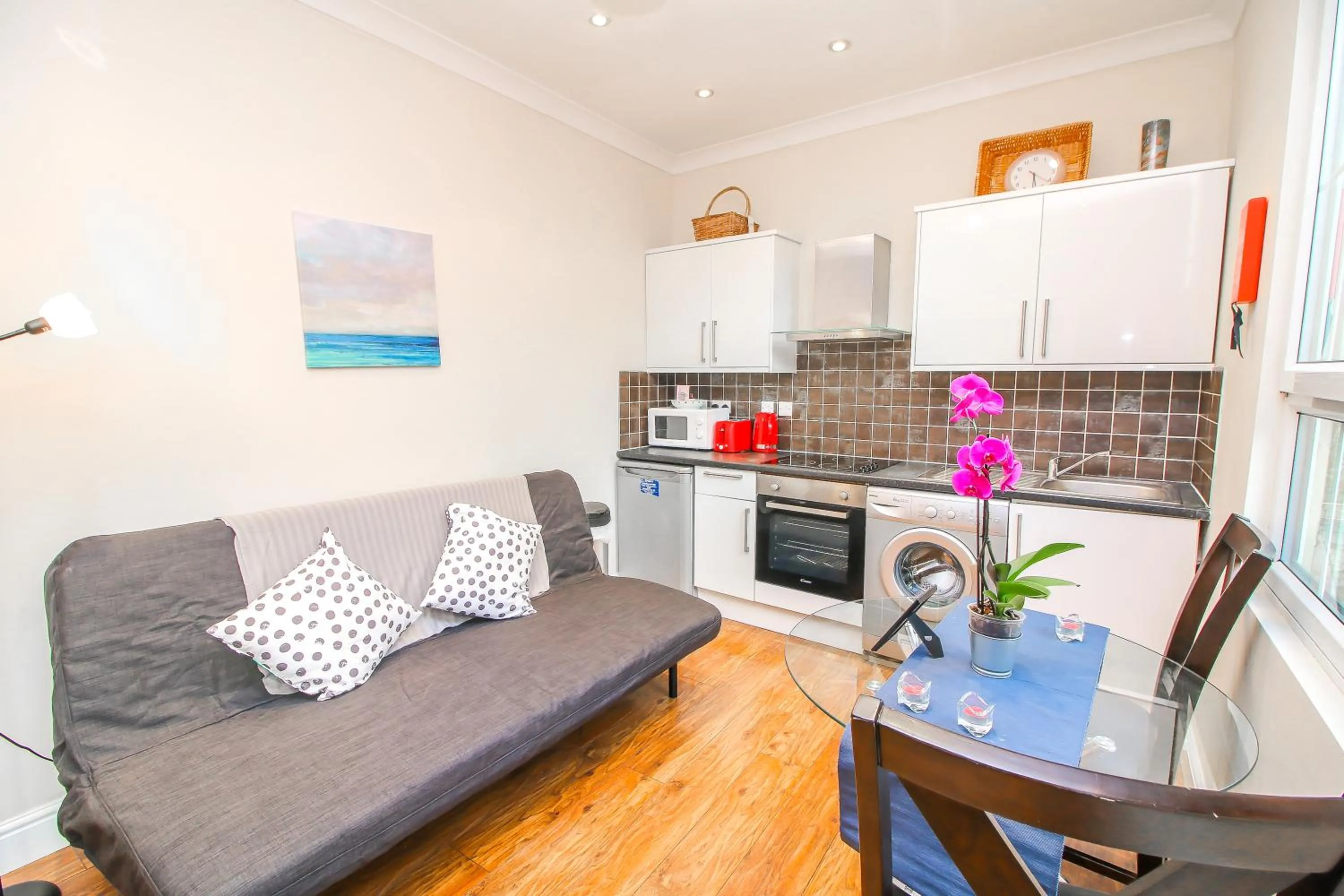 Kitchen or kitchenette in City view flat @ Liverpool st.