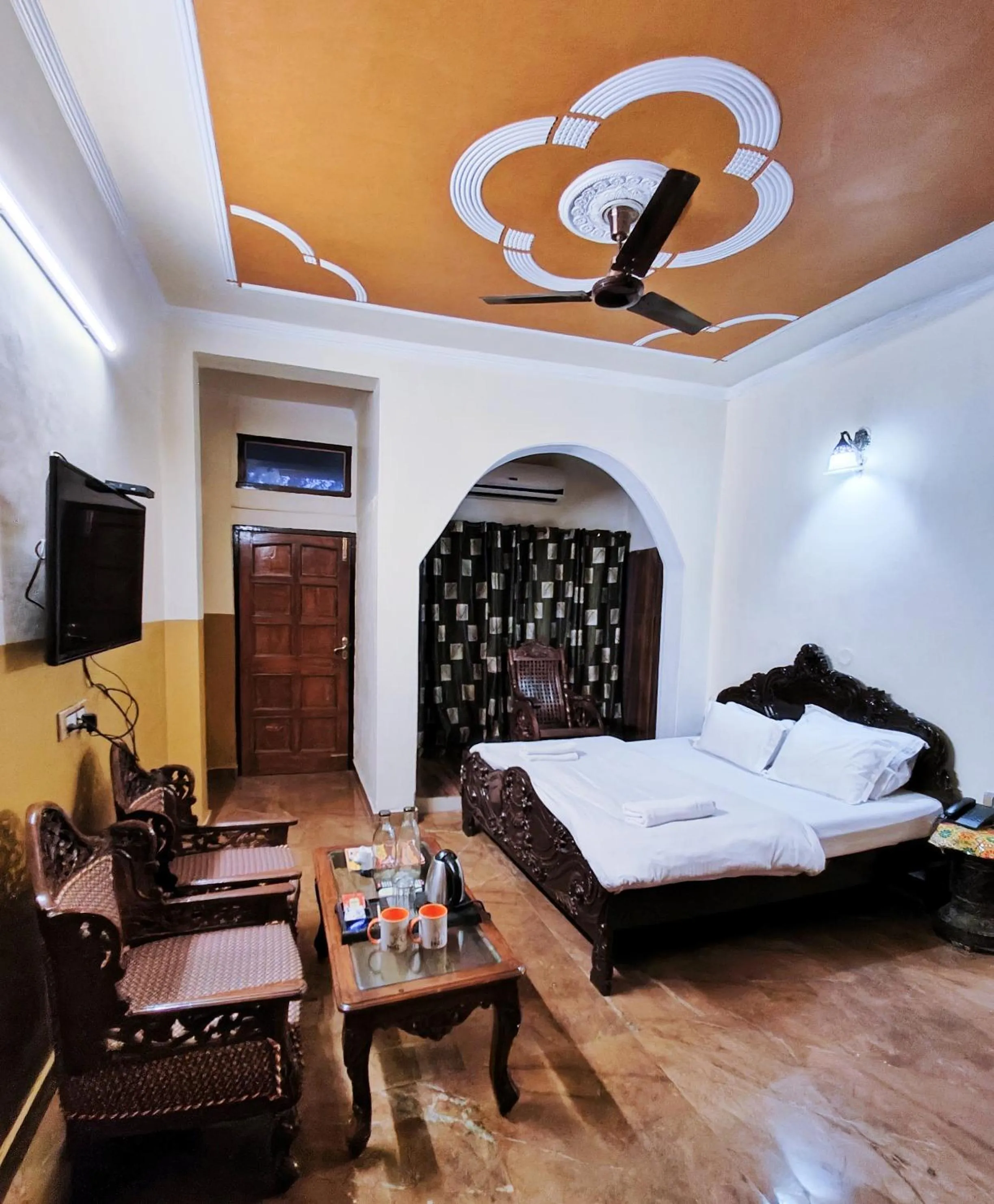 Bedroom, Bed in Hill Top Swiss Cottage