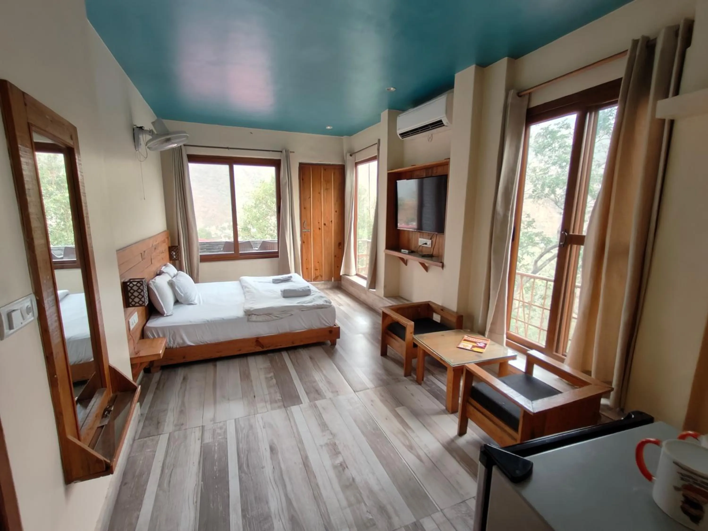 Photo of the whole room, Bed in Hill Top Swiss Cottage