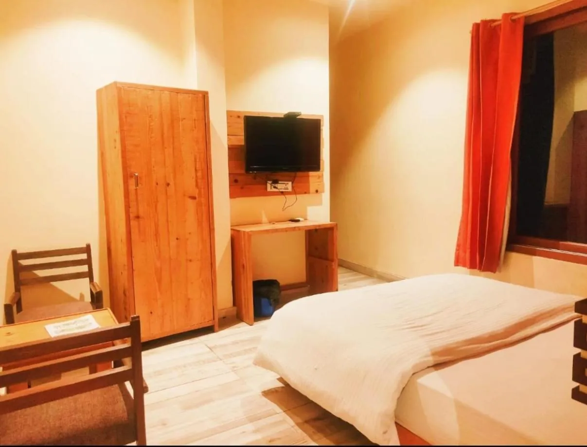 Bedroom, Bed in Hill Top Swiss Cottage