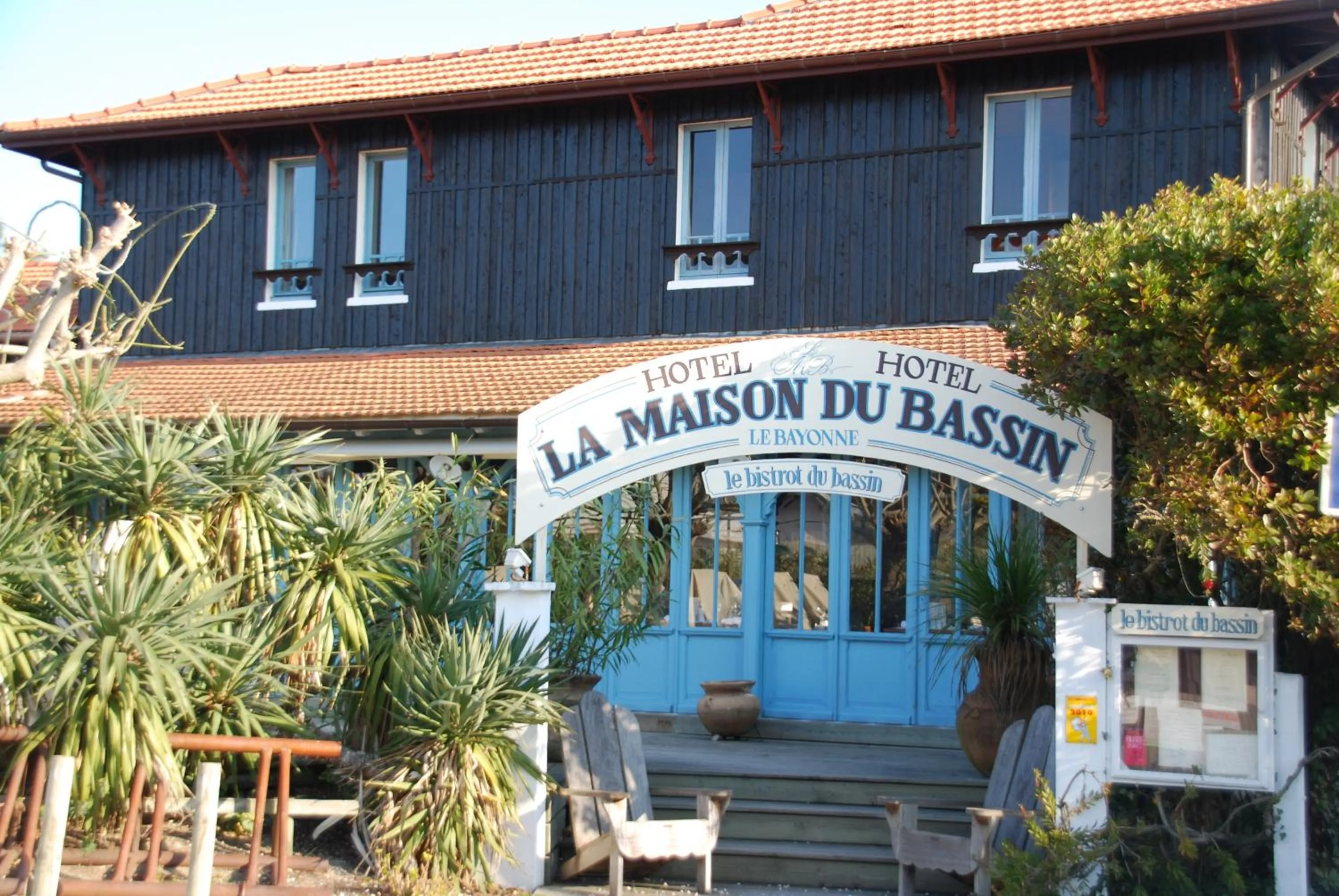 Facade/entrance in La Maison du Bassin