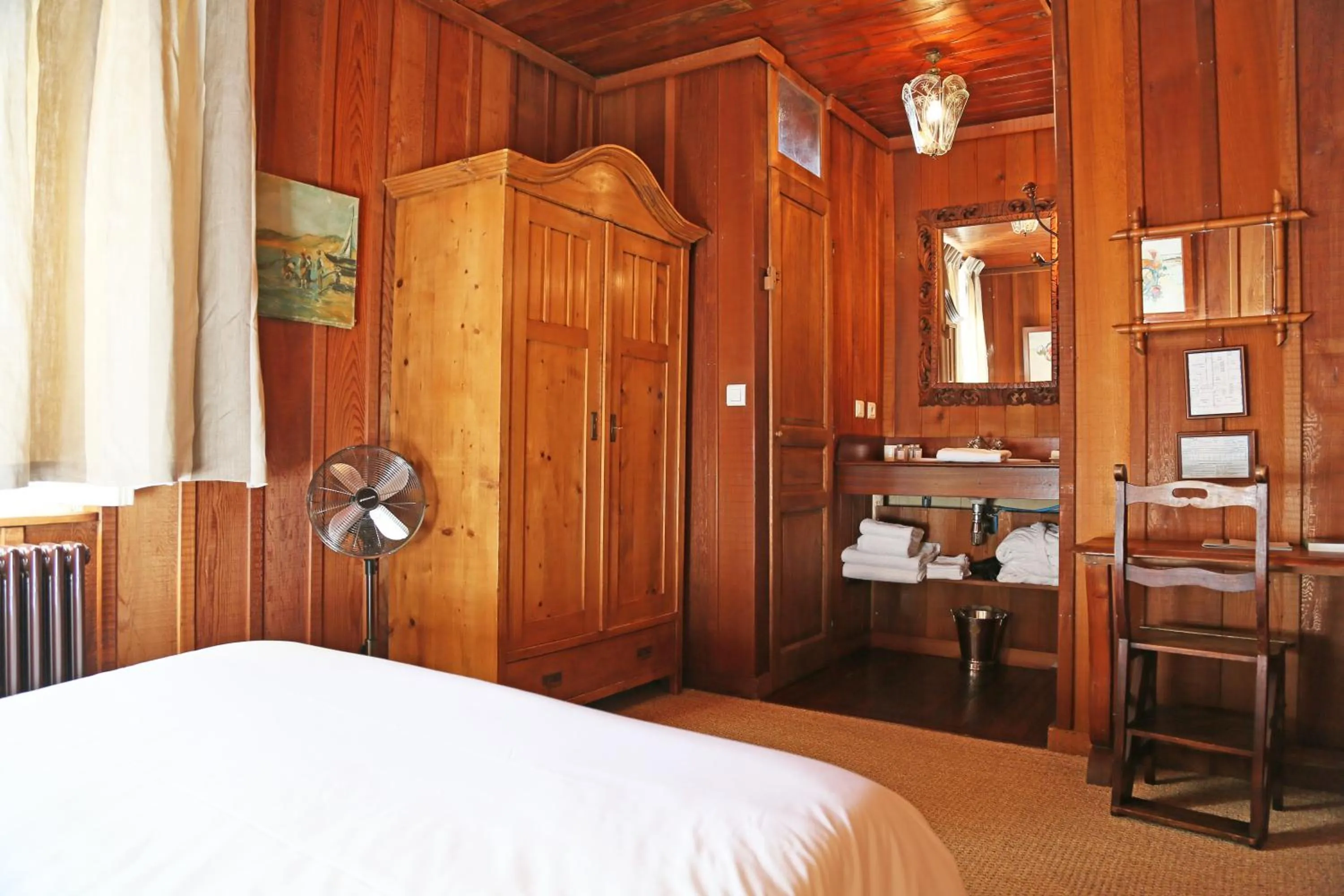 Shower, Bed in La Maison du Bassin