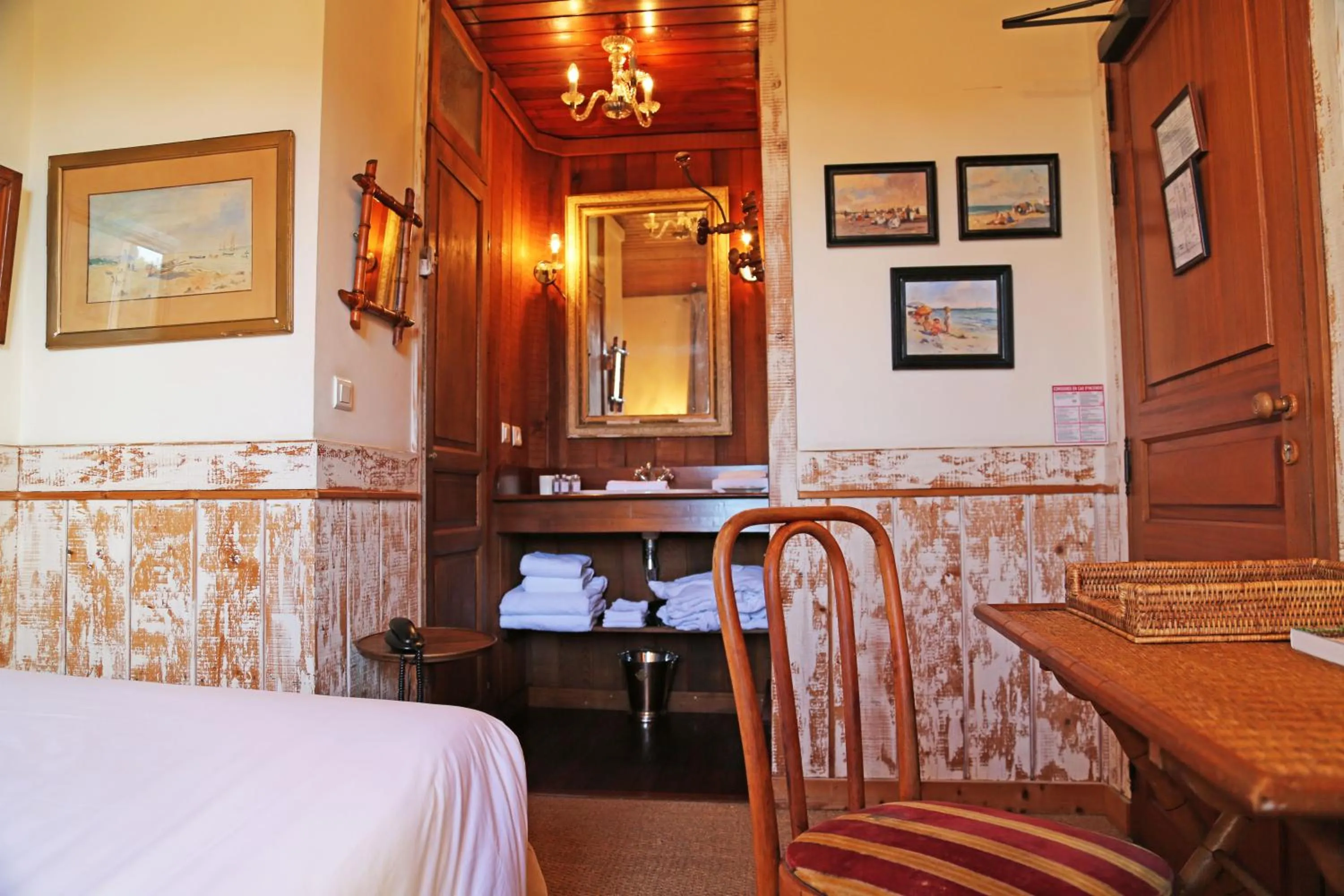 Shower, Bed in La Maison du Bassin