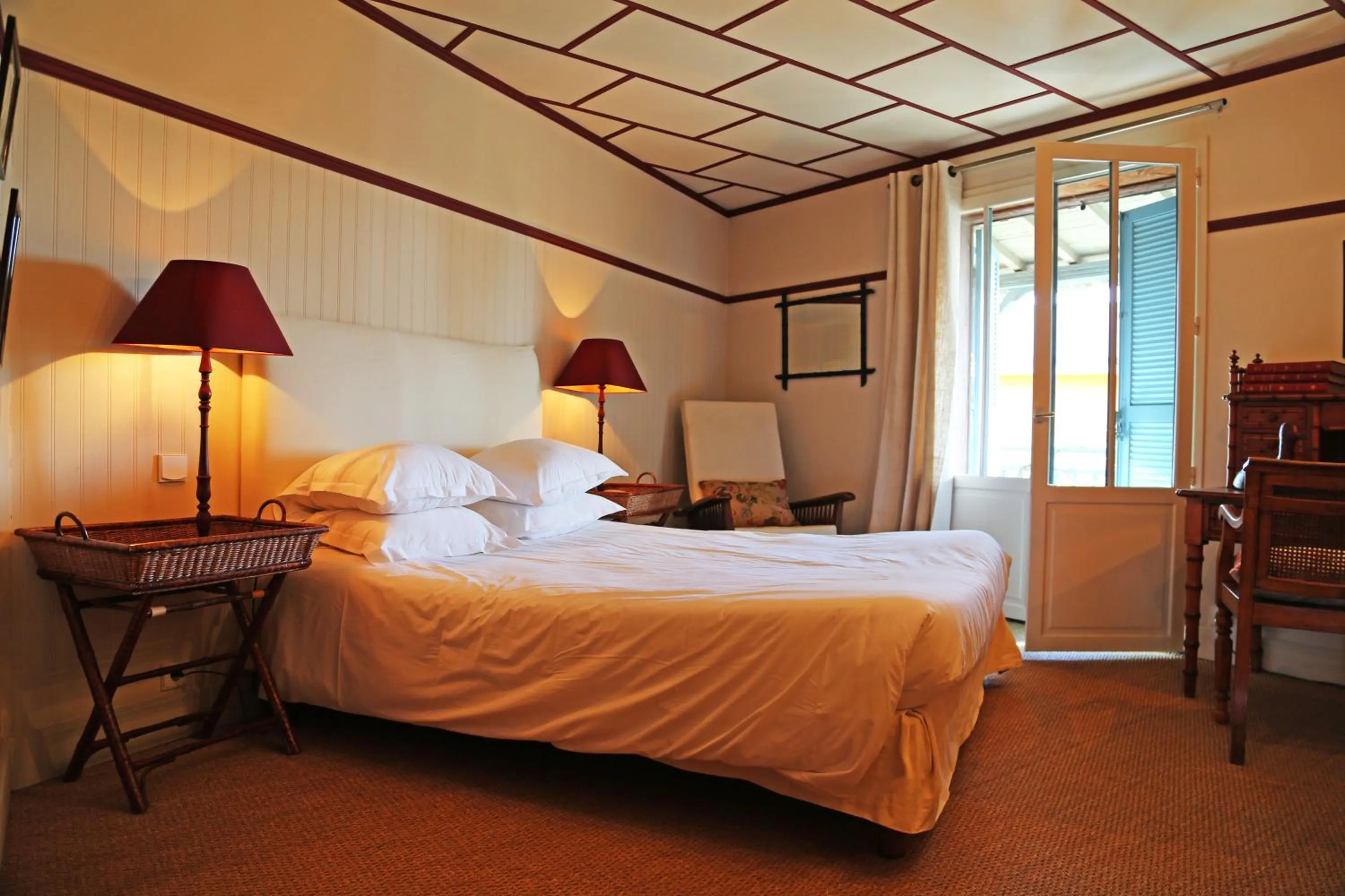 Photo of the whole room, Bed in La Maison du Bassin