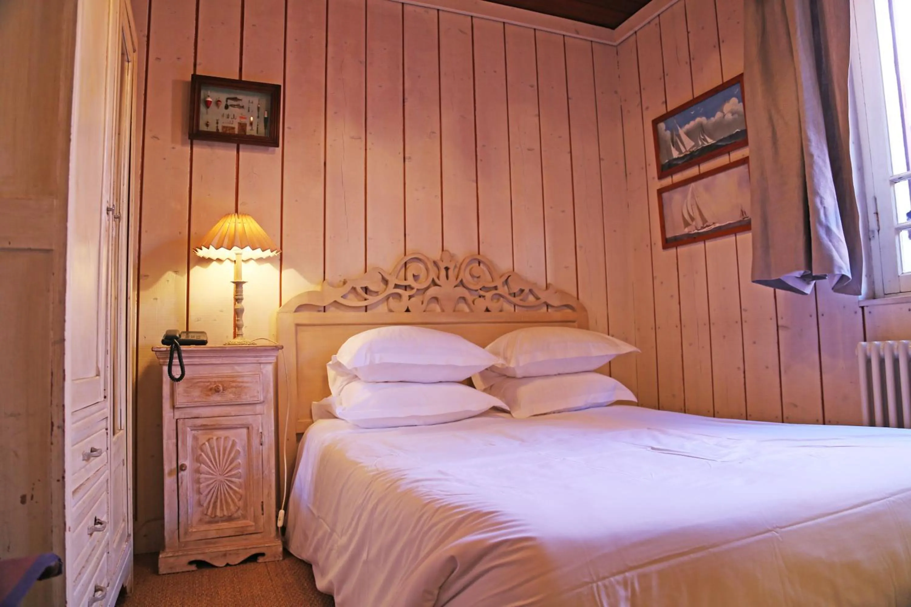 Photo of the whole room, Bed in La Maison du Bassin