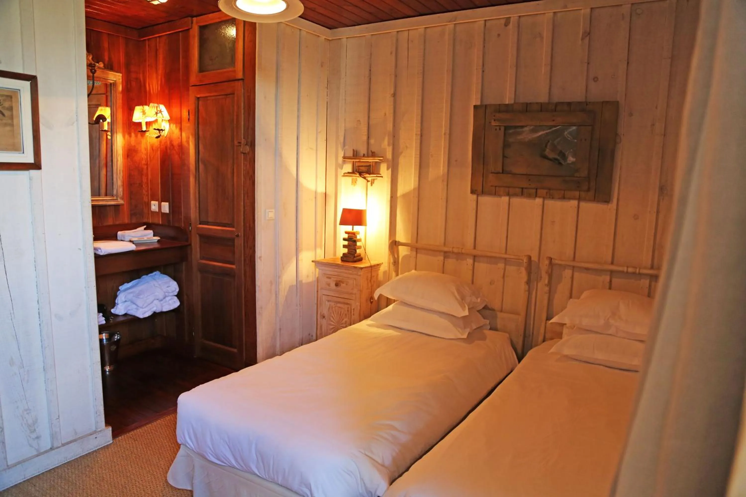 Photo of the whole room, Bed in La Maison du Bassin