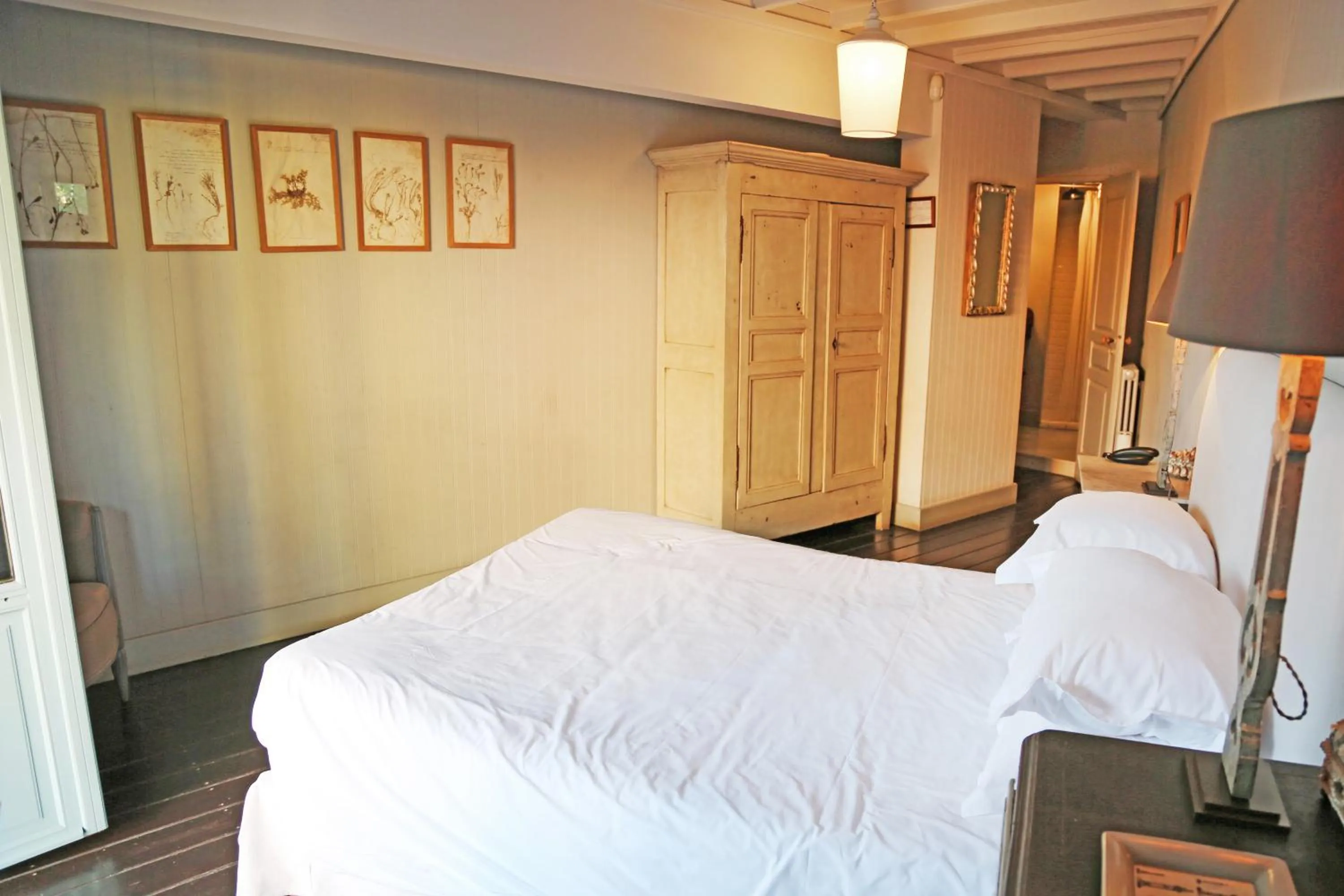 Photo of the whole room, Bed in La Maison du Bassin