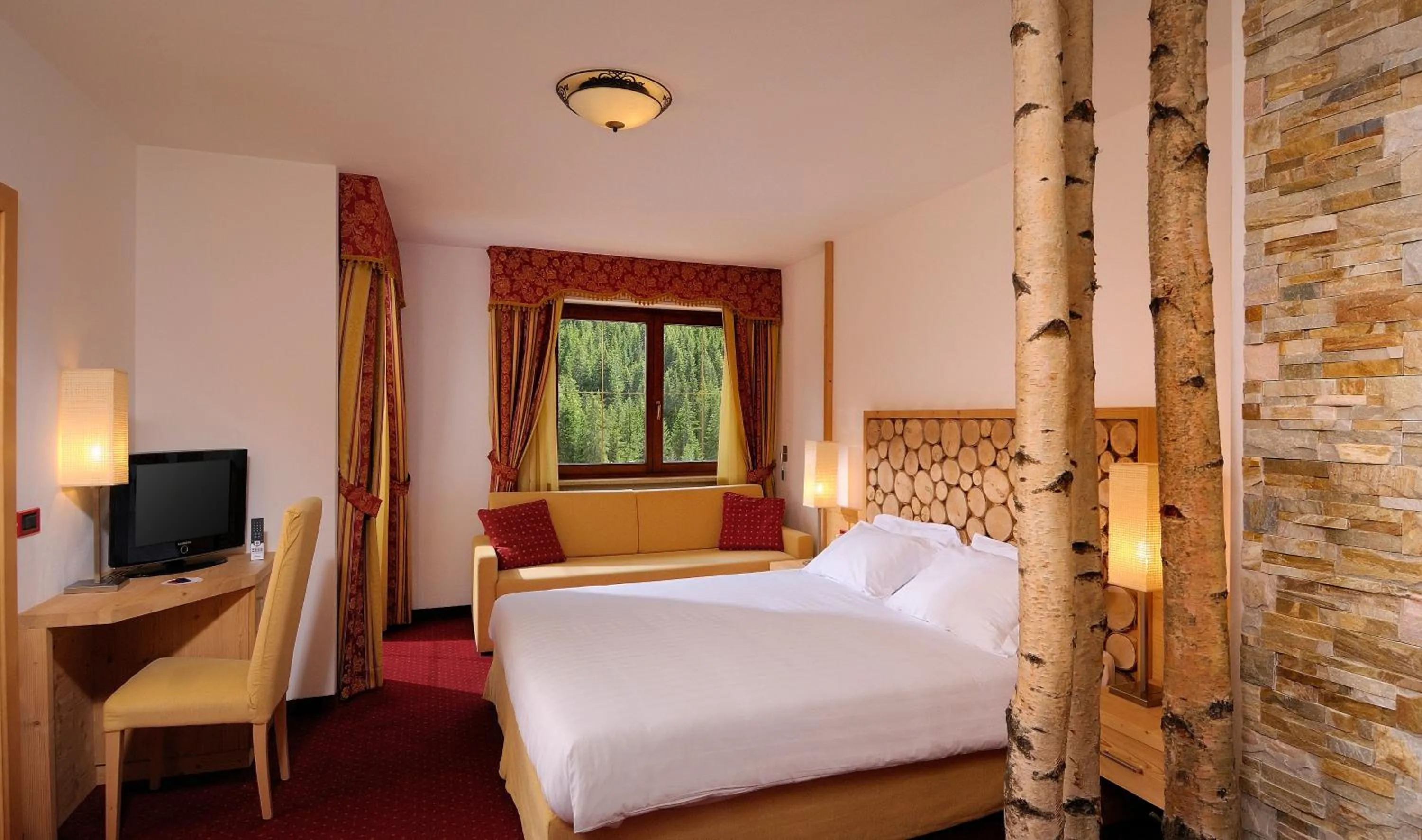 Balcony/Terrace, Bed in Hotel La Perla Wellness & Beauty