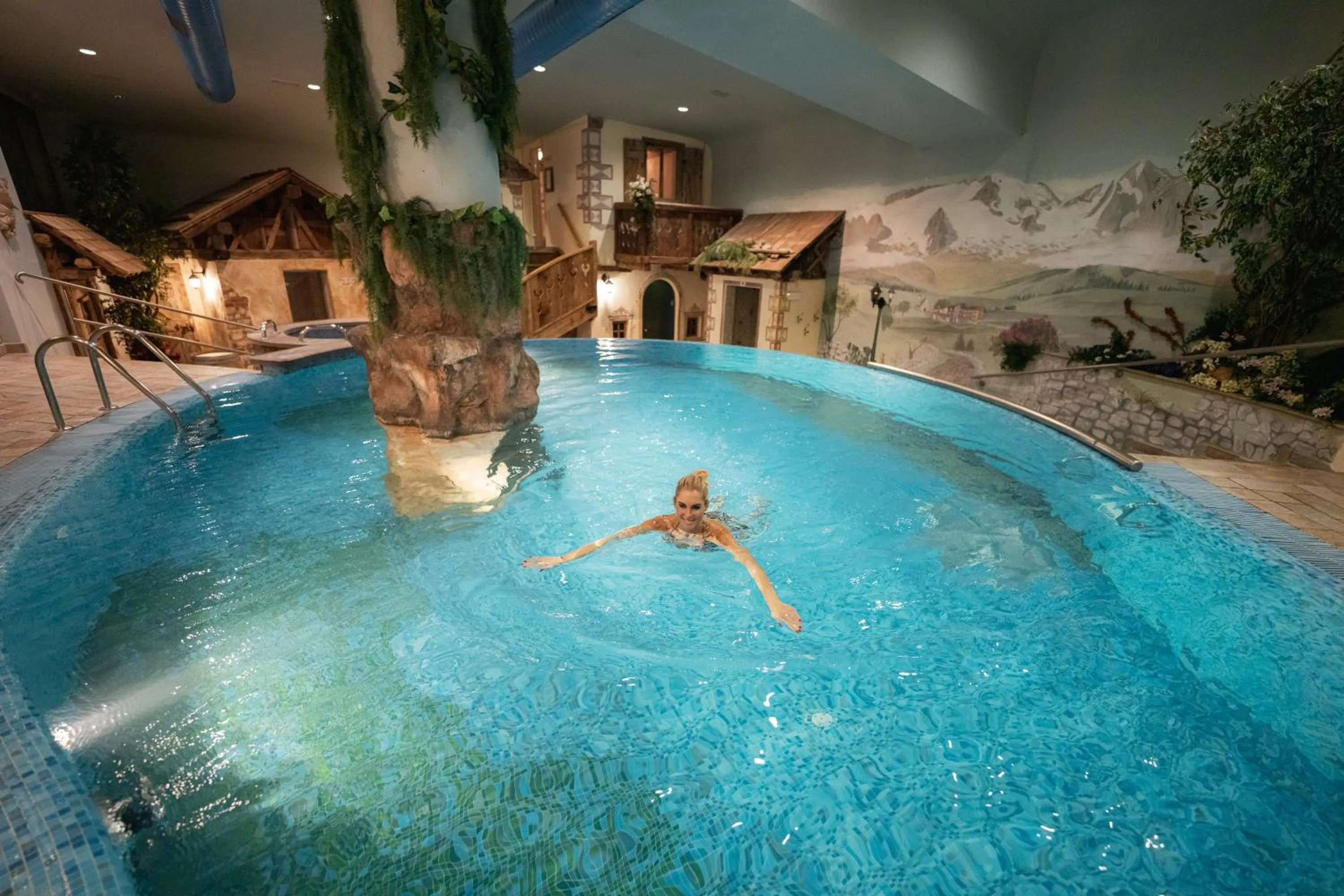 Swimming pool in Hotel La Perla Wellness & Beauty