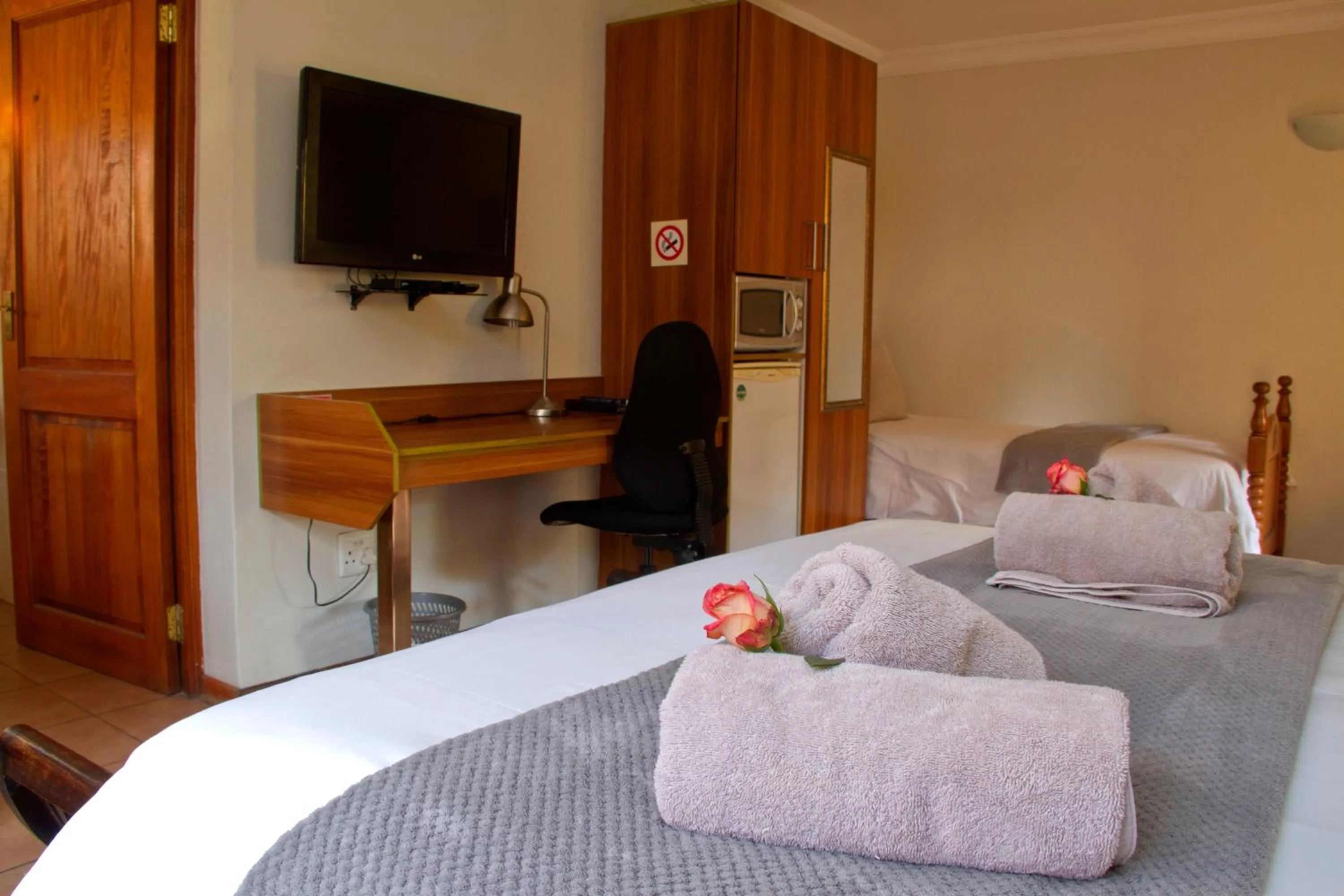 Bedroom, Bed in Del Roza Guest House