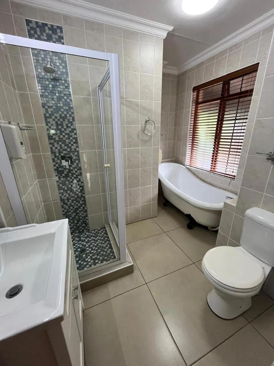 Del Roza Guest House