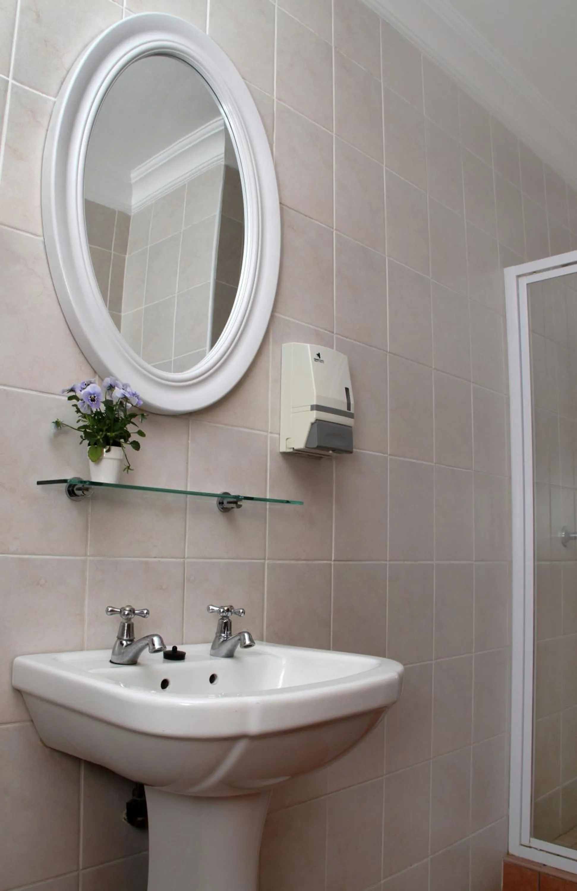 Bathroom in Del Roza Guest House