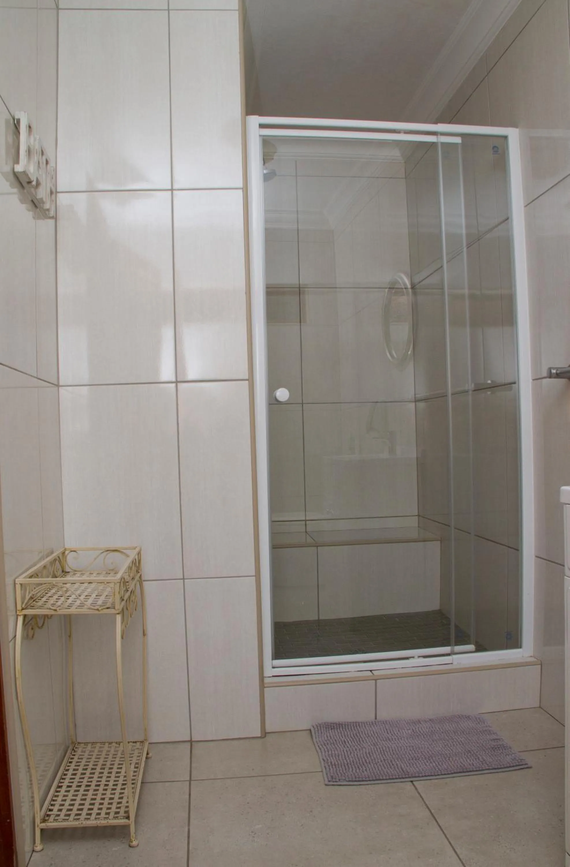 Shower in Del Roza Guest House