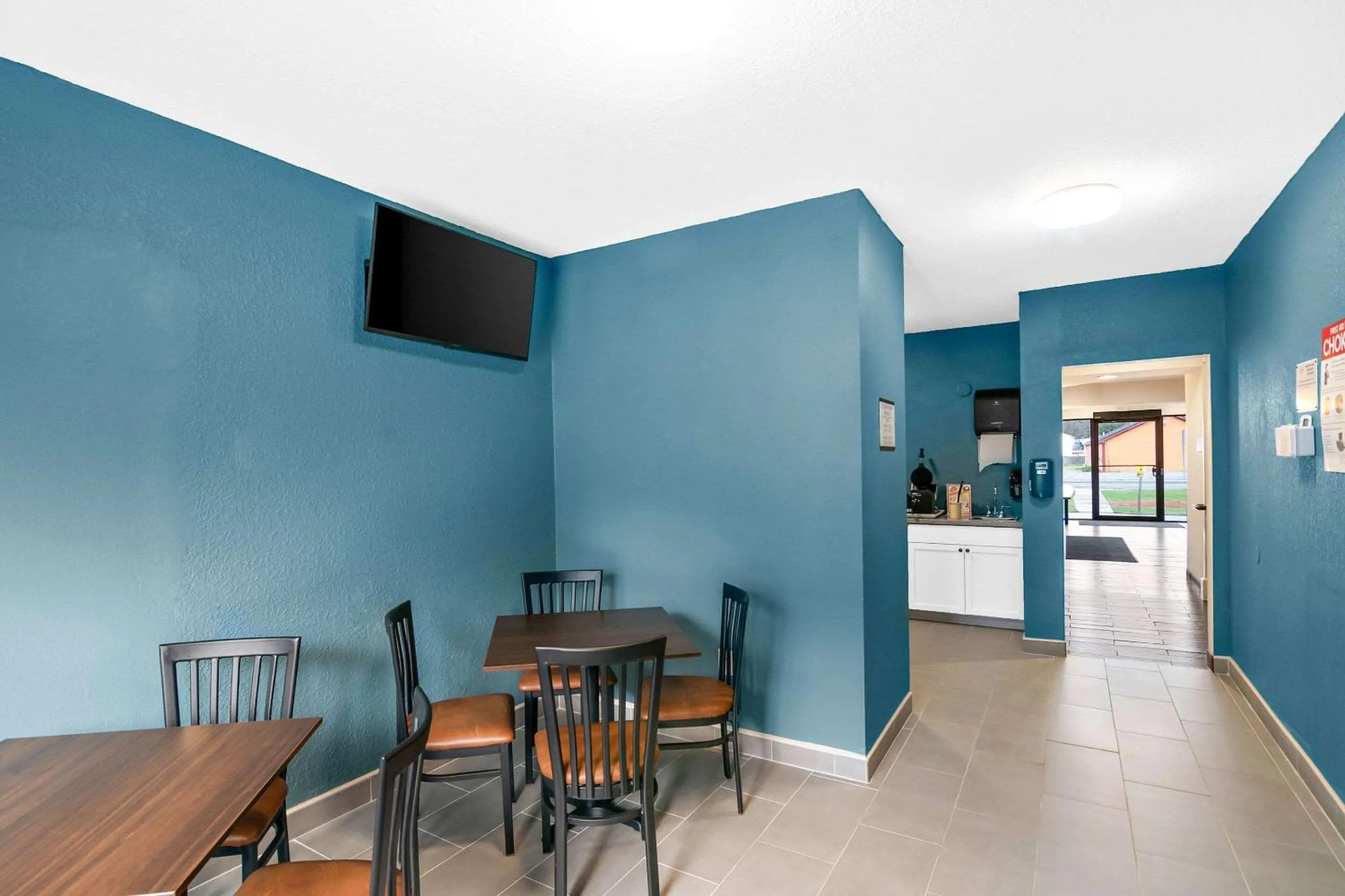 Breakfast in Red Roof Inn Glens Falls - Lake George