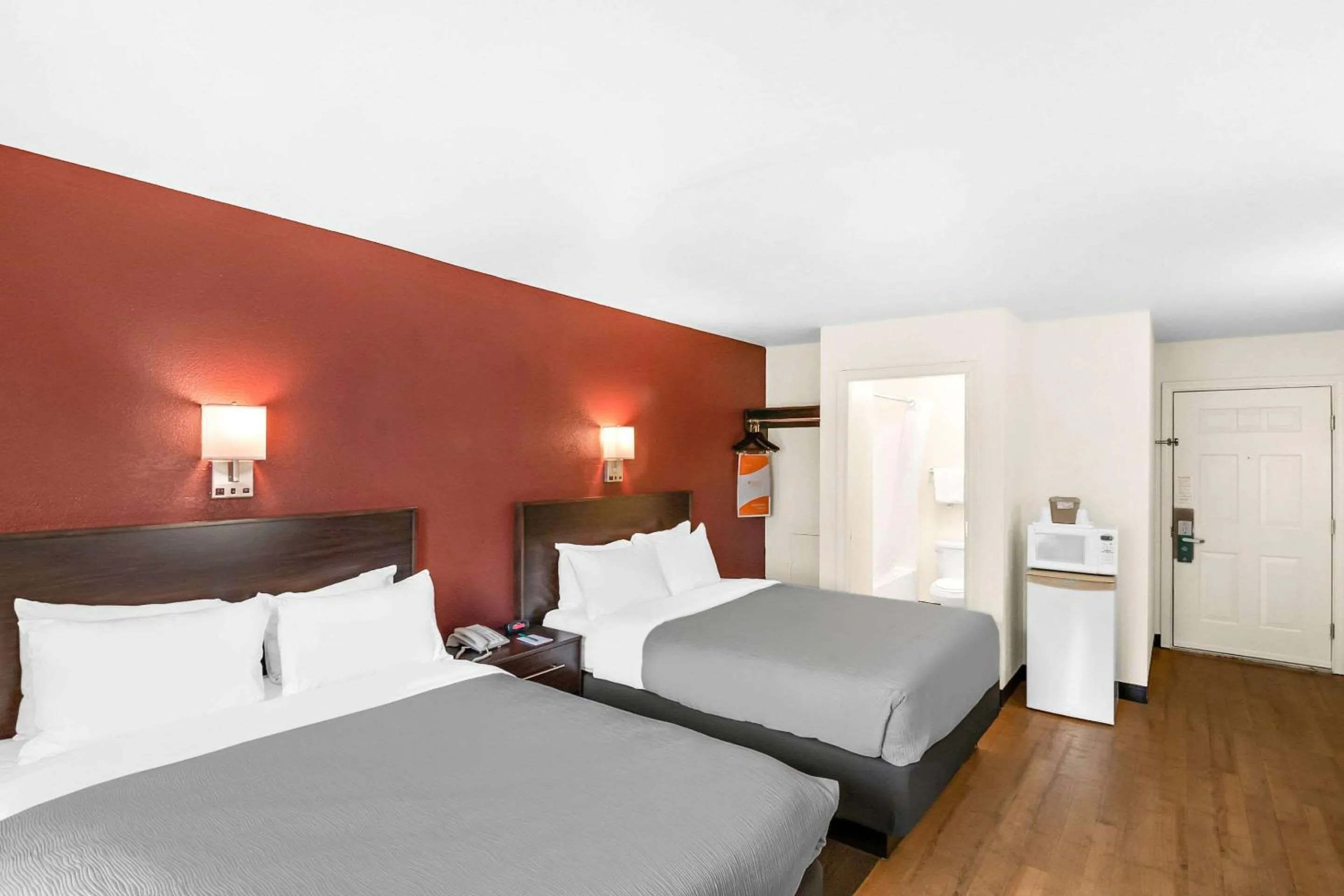 Bedroom, Bed in Red Roof Inn Glens Falls - Lake George