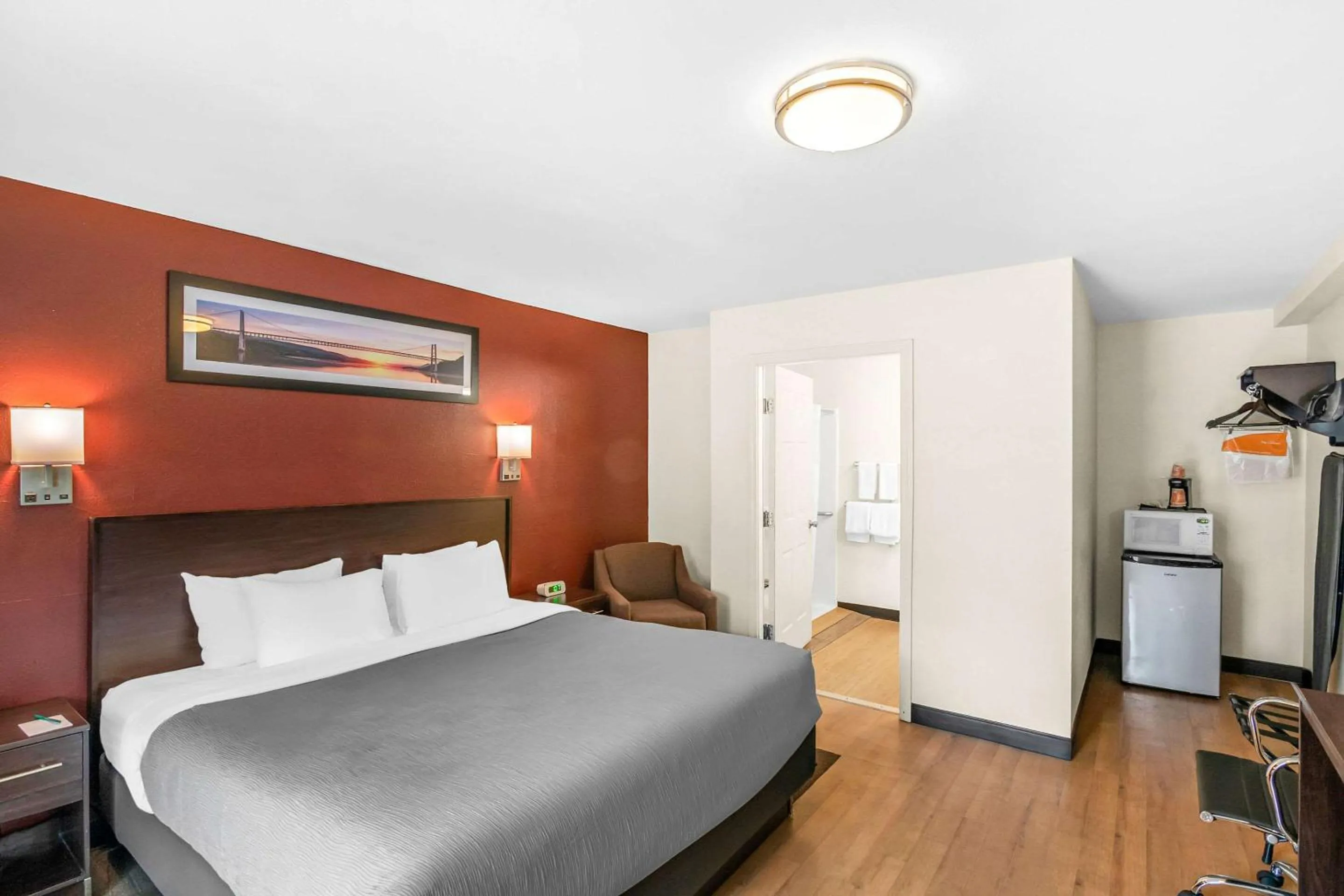 Bedroom, Bed in Red Roof Inn Glens Falls - Lake George